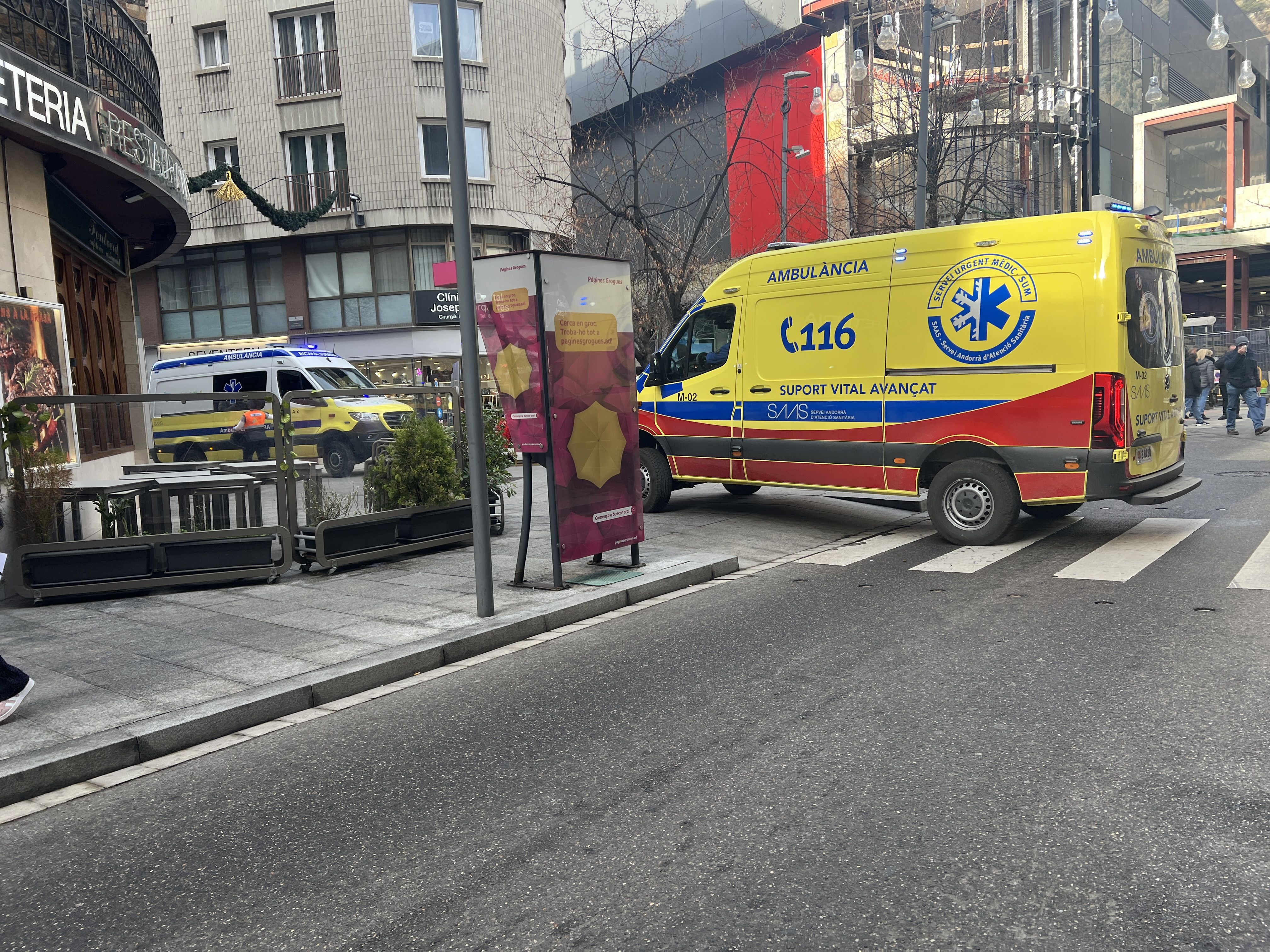 L'ambulància del SUM amb el defallit ja carregat a l'interior poc abans d'arrencar cap a l'hospital. L'ambulància del SUM amb el defallit ja carregat a l'interior poc abans d'arrencar cap a l'hospital.