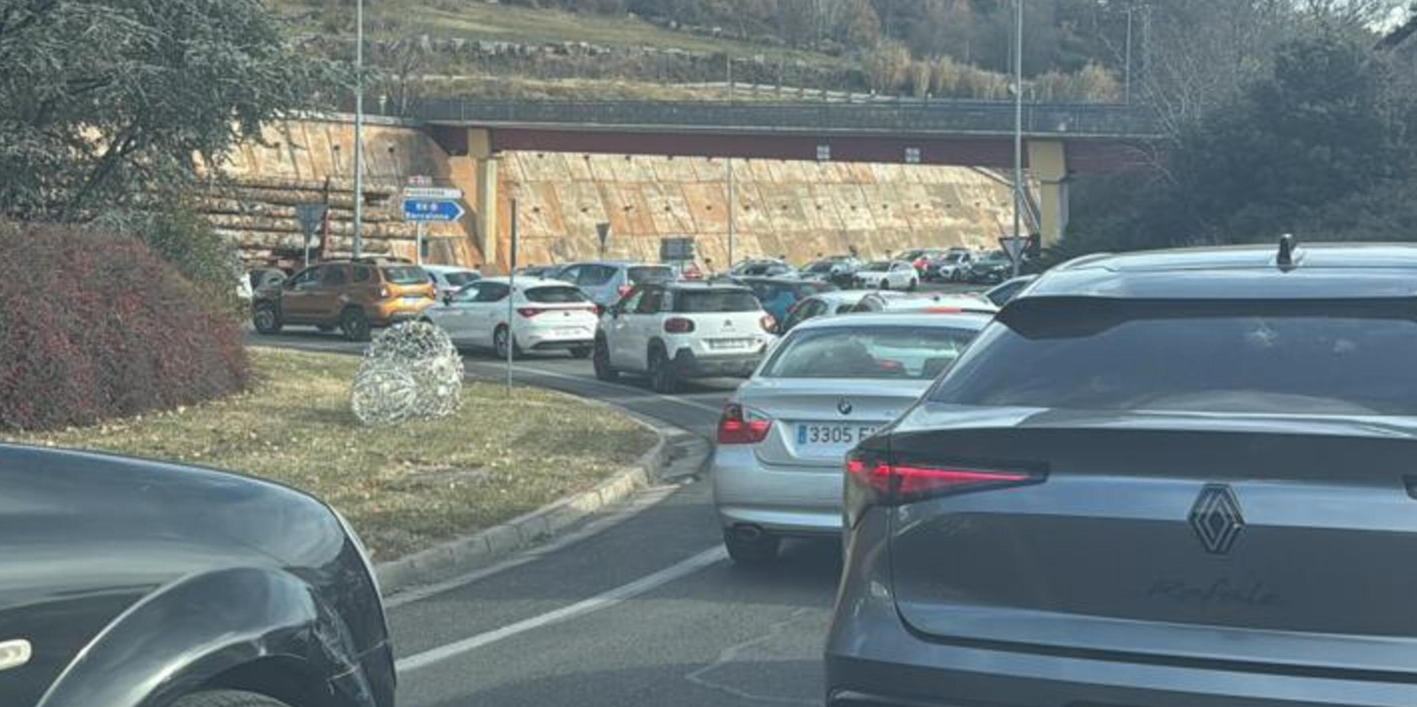 Cotxes a la rotonda de la Seu. Cotxes a la rotonda de la Seu.