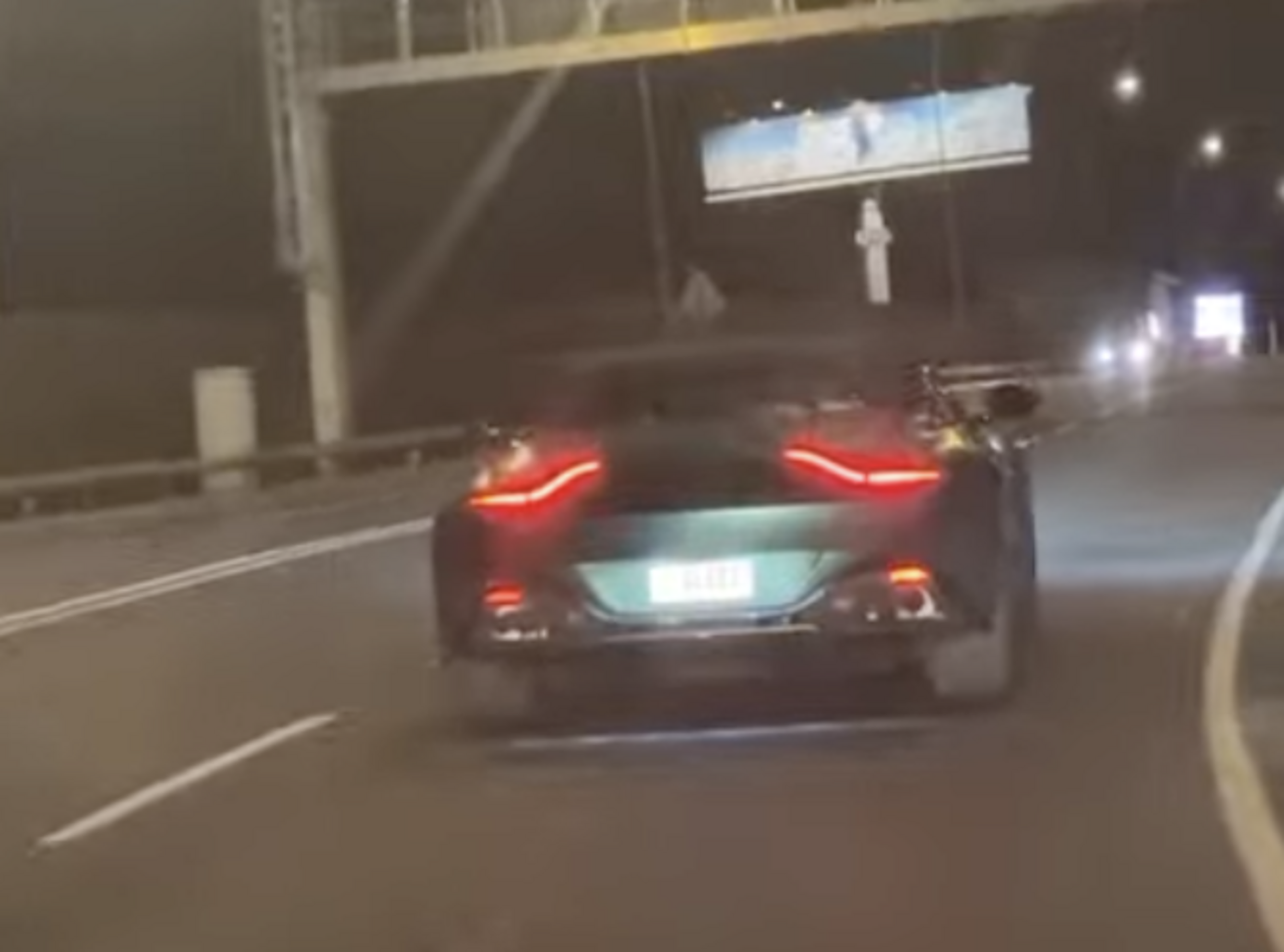 L'Aston Martin en plena conducció. L'Aston Martin en plena conducció.