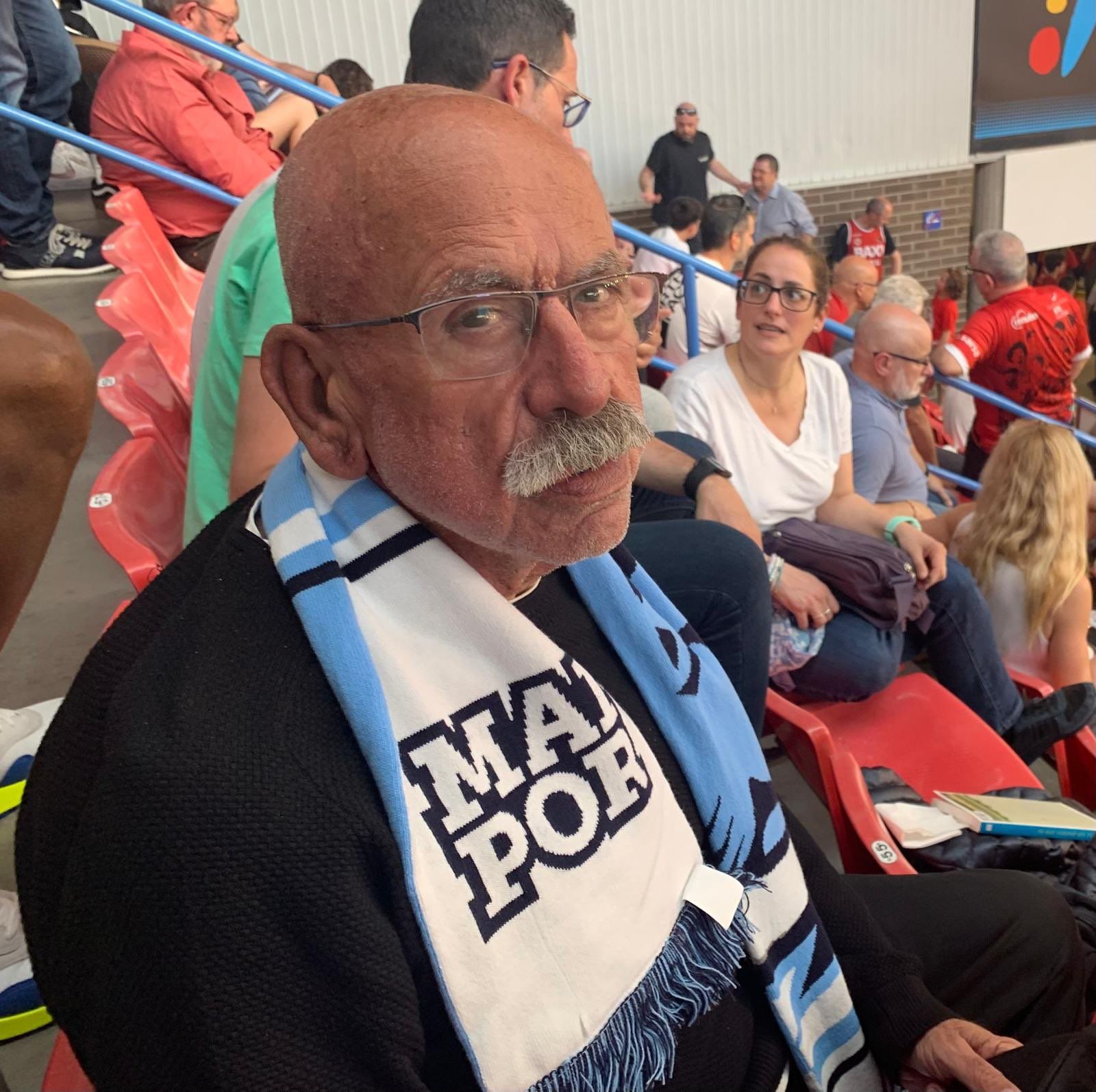 Pere Guiu Torrabadella a la grada del pavelló el dia que va ser homenatjat. Pere Guiu Torrabadella a la grada del pavelló el dia que va ser homenatjat.