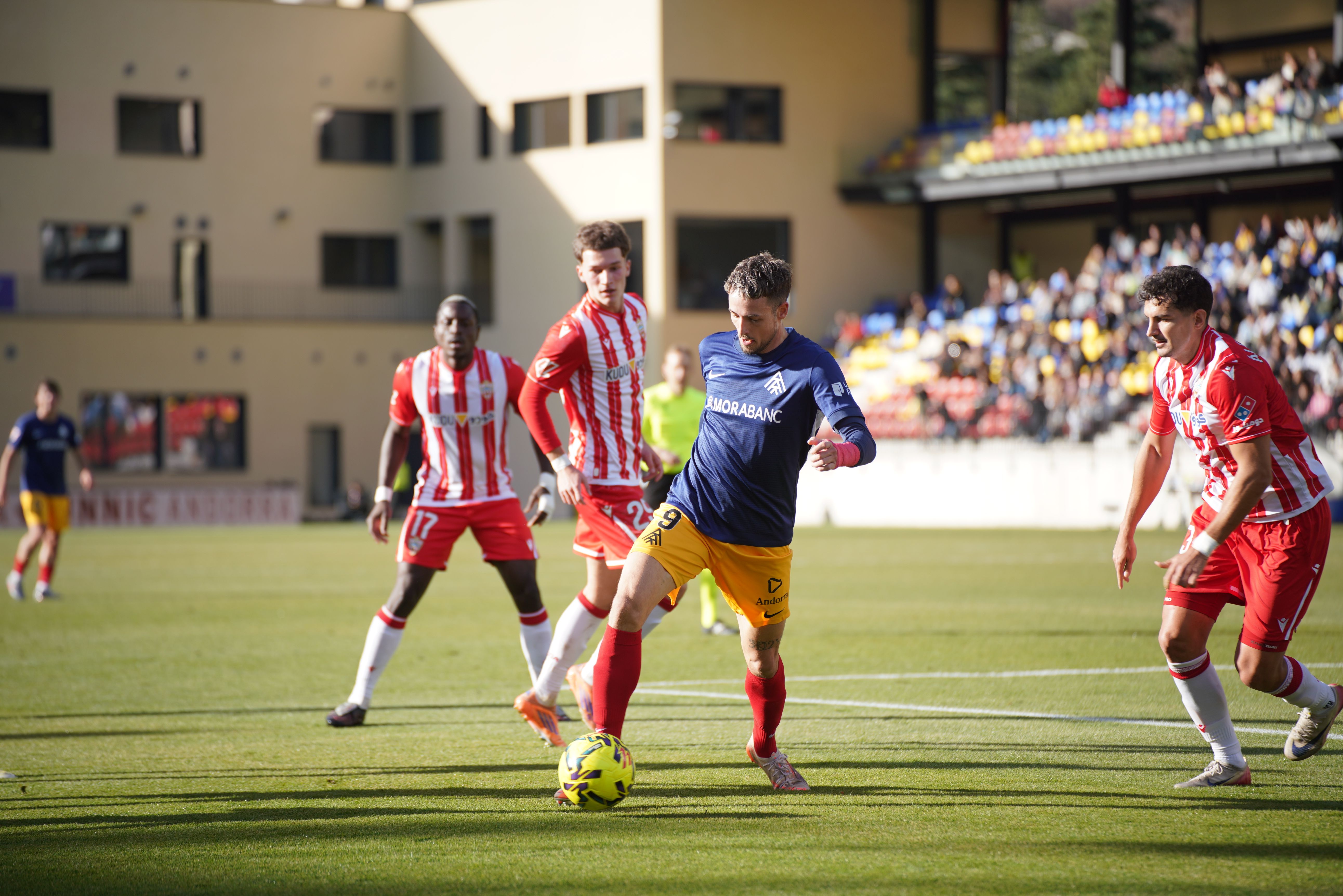 Manu Nieto, en una acció del duel contra l'Almeria. Manu Nieto, en una acció del duel contra l'Almeria.