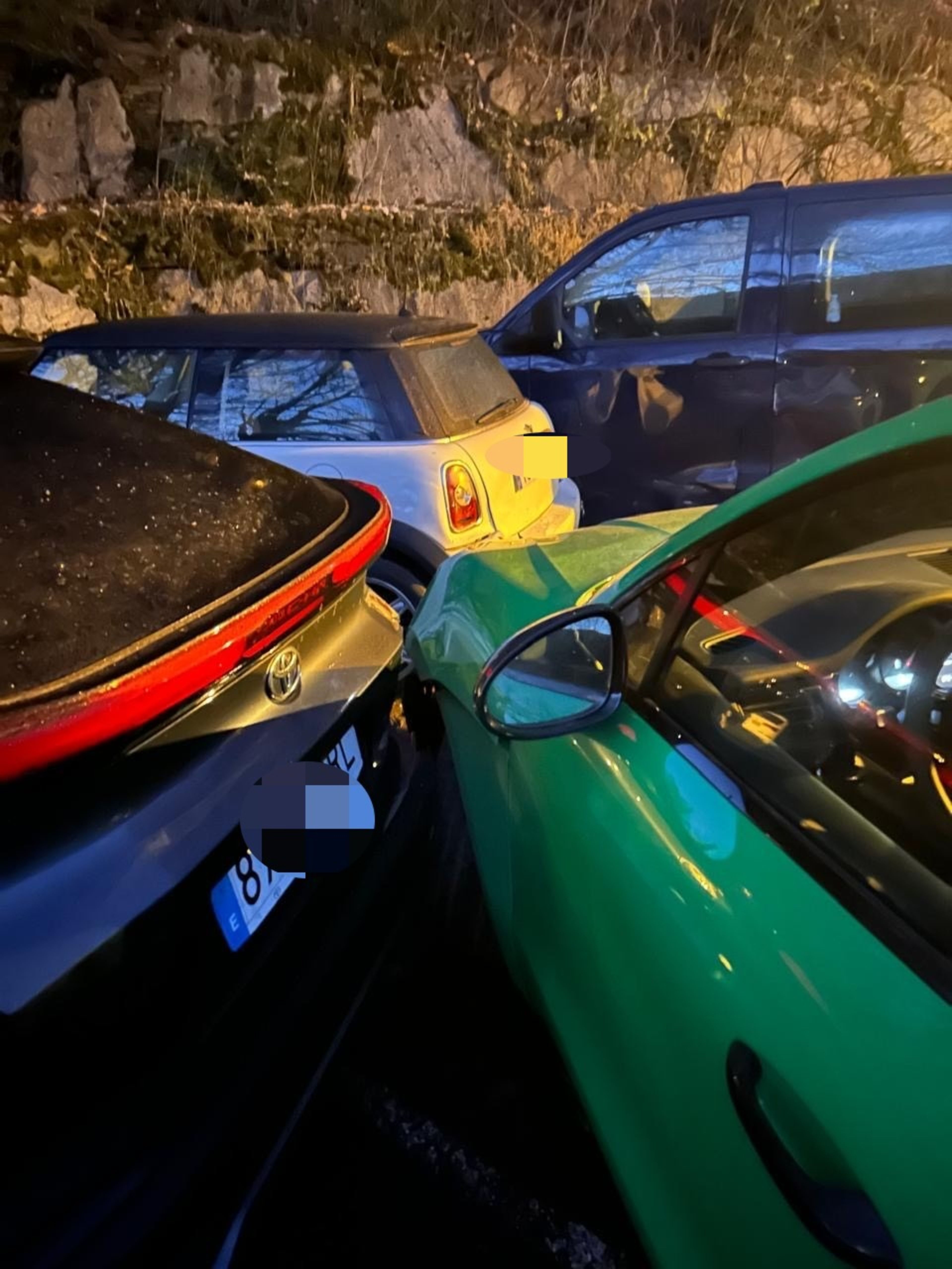 El cotxe causant dels danys ha estat el verd.