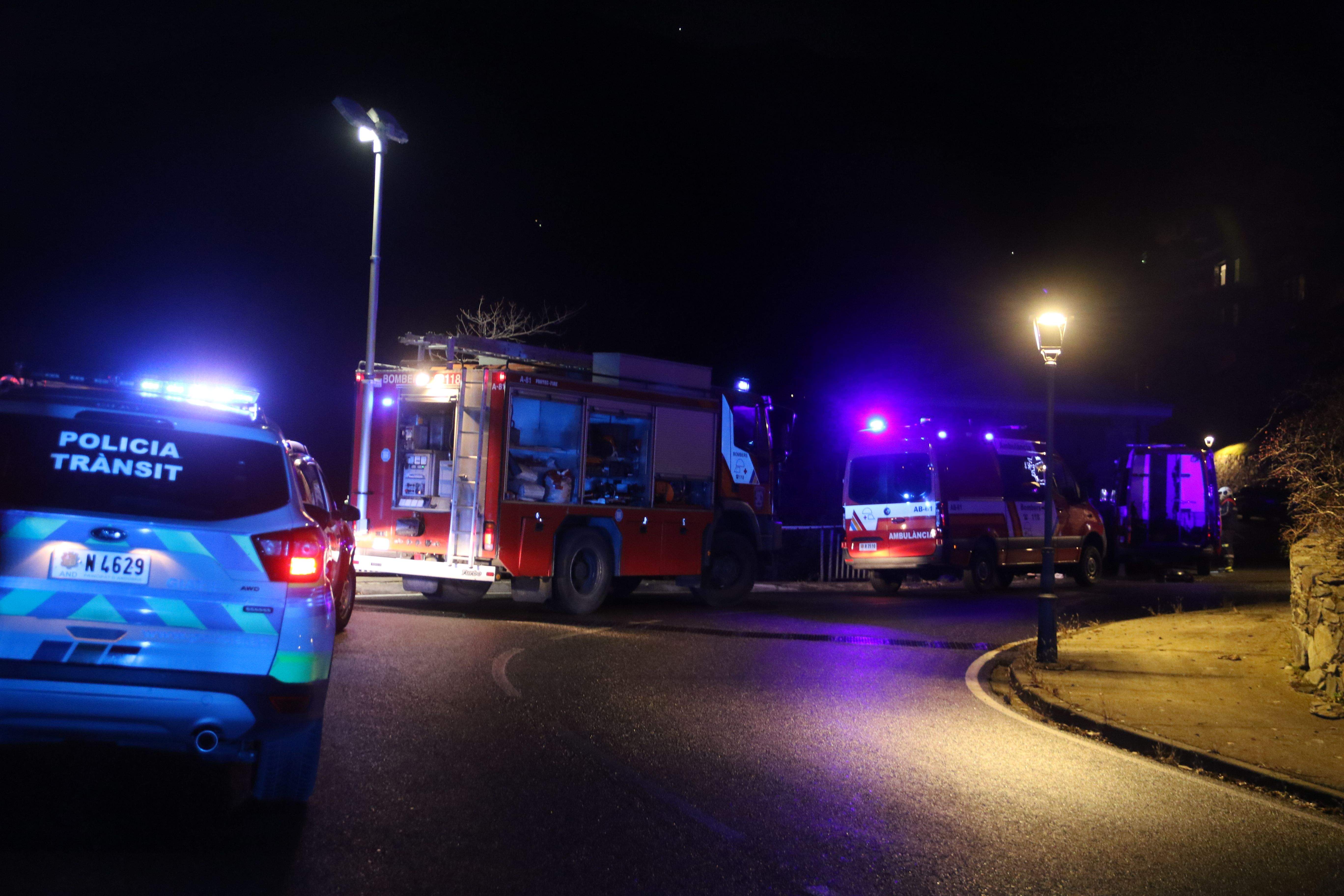 Efectius de bombers, policia i servei de circulació en el punt des d'on s'ha precipitat el vehicle.