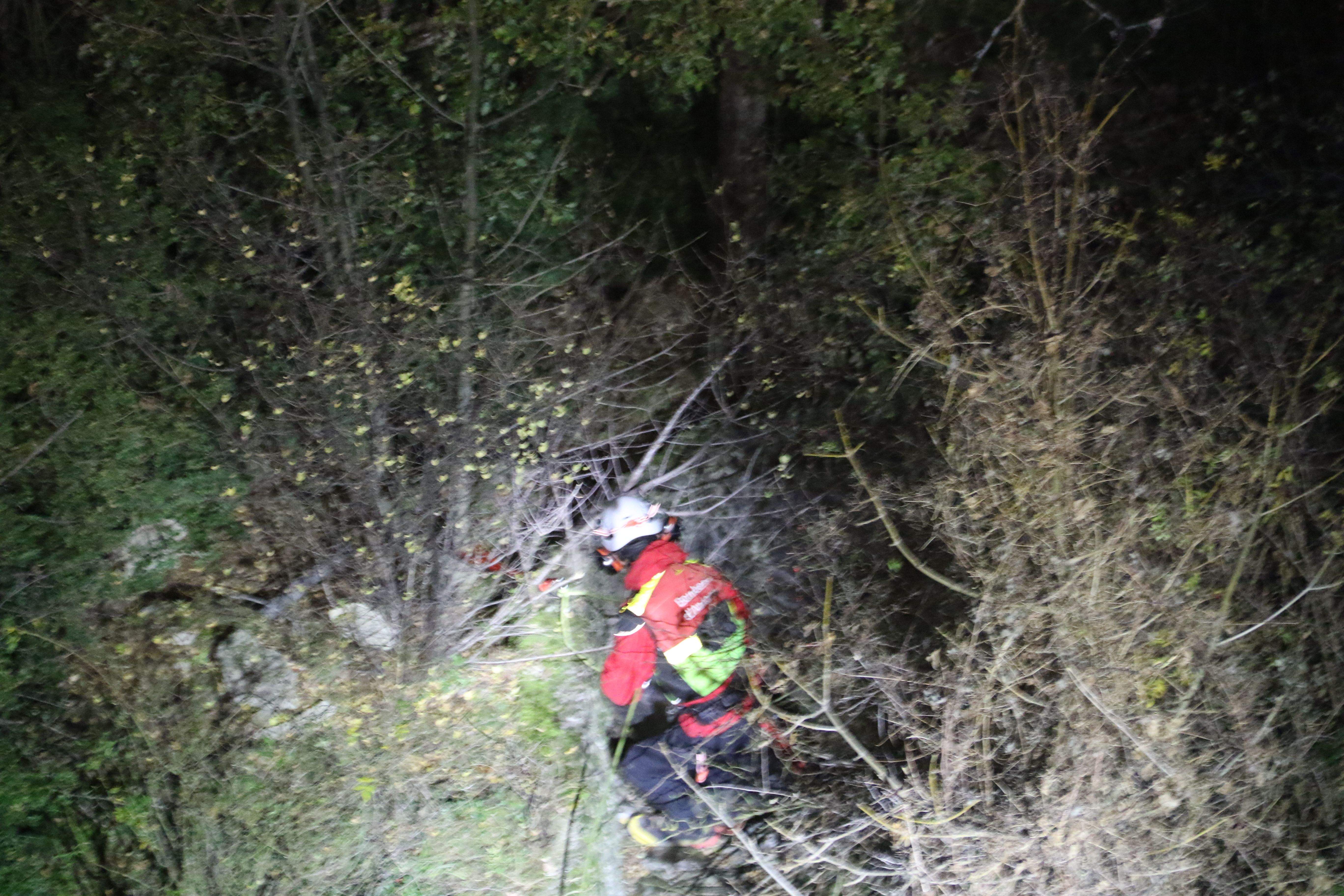 Un bomber en plenes tasques de rescat.