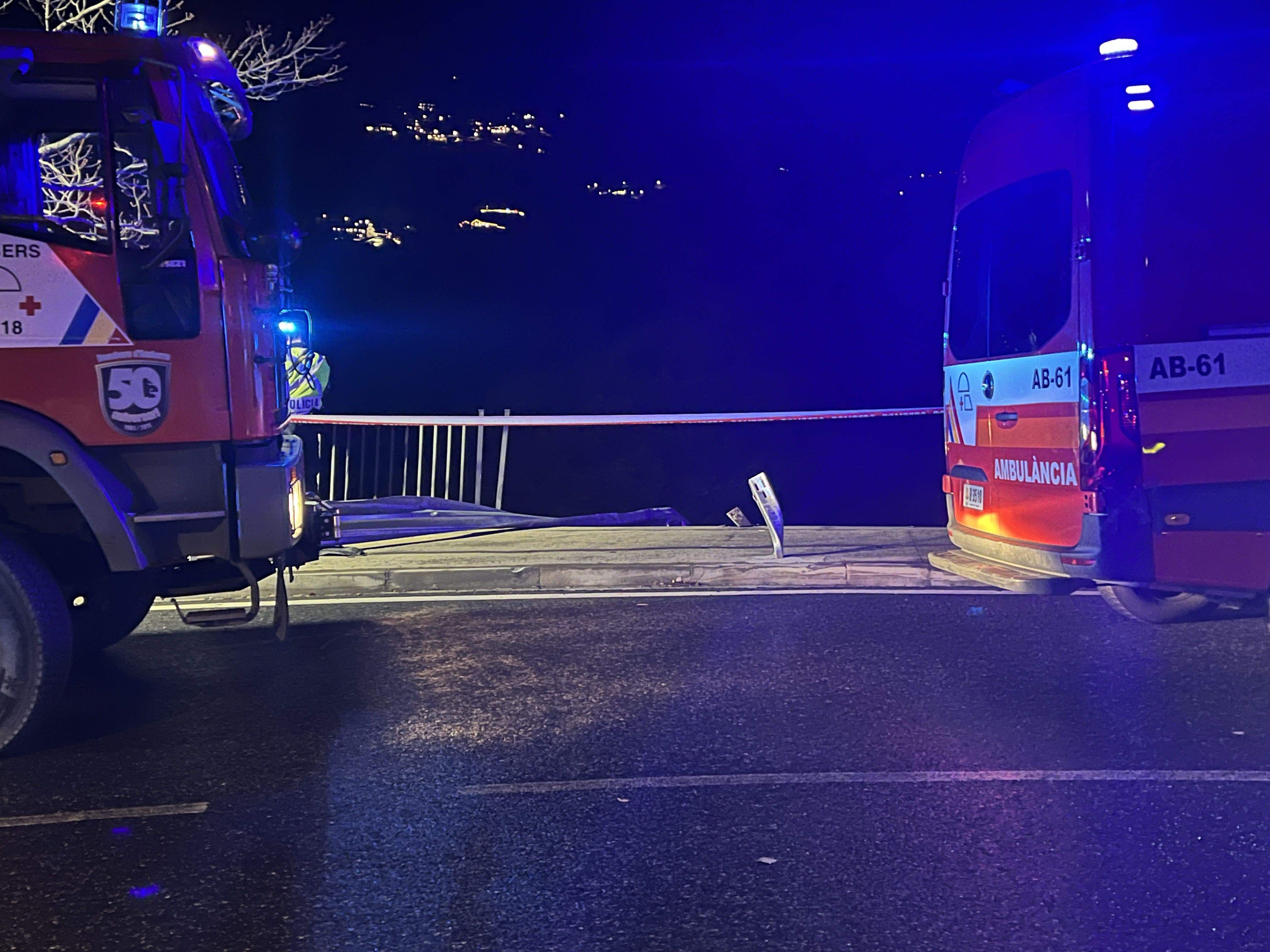 Punt per on s'ha precipitat el vehicle vist entre dos vehicles de bombers.