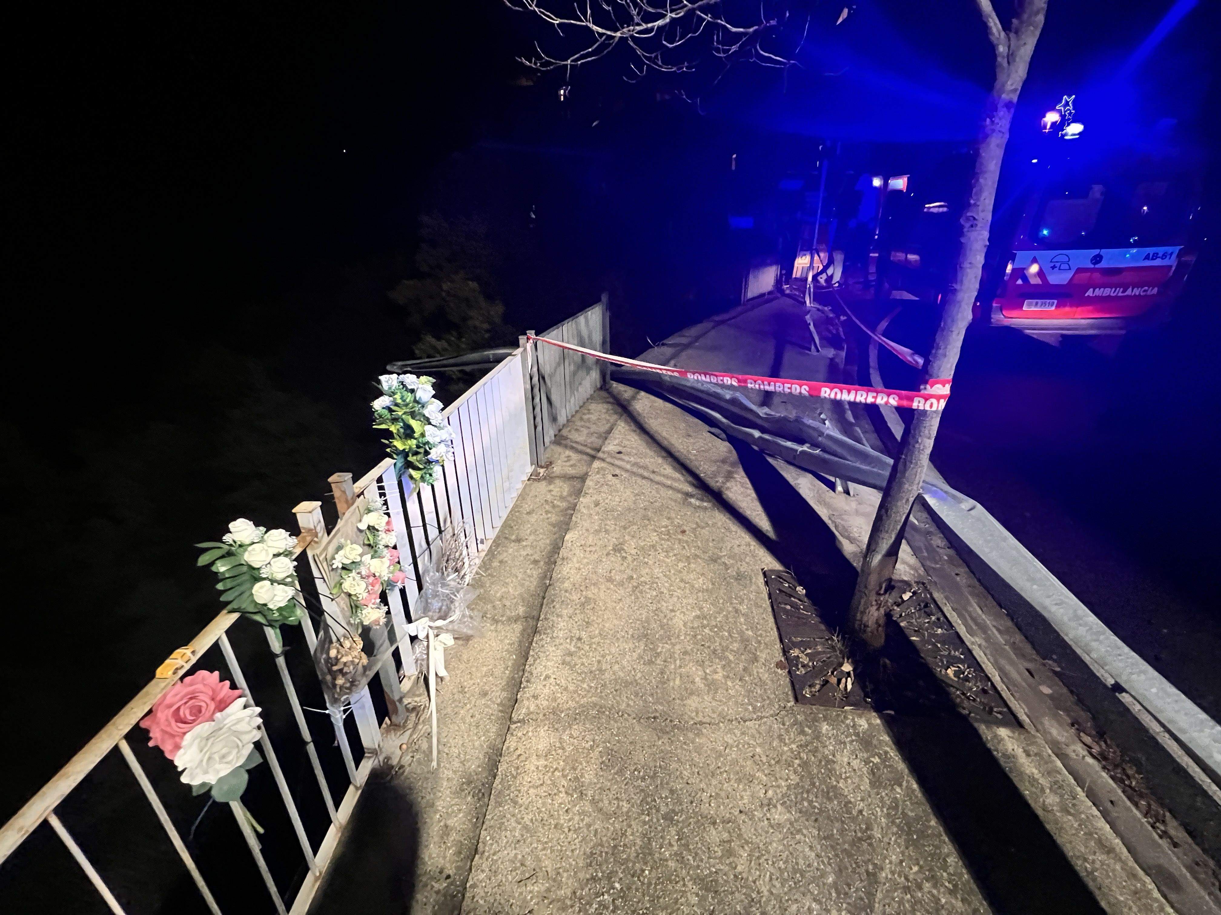 Al lloc encara hi ha els rams de flors que recorden la víctima de fa dos anys en aquell lloc.