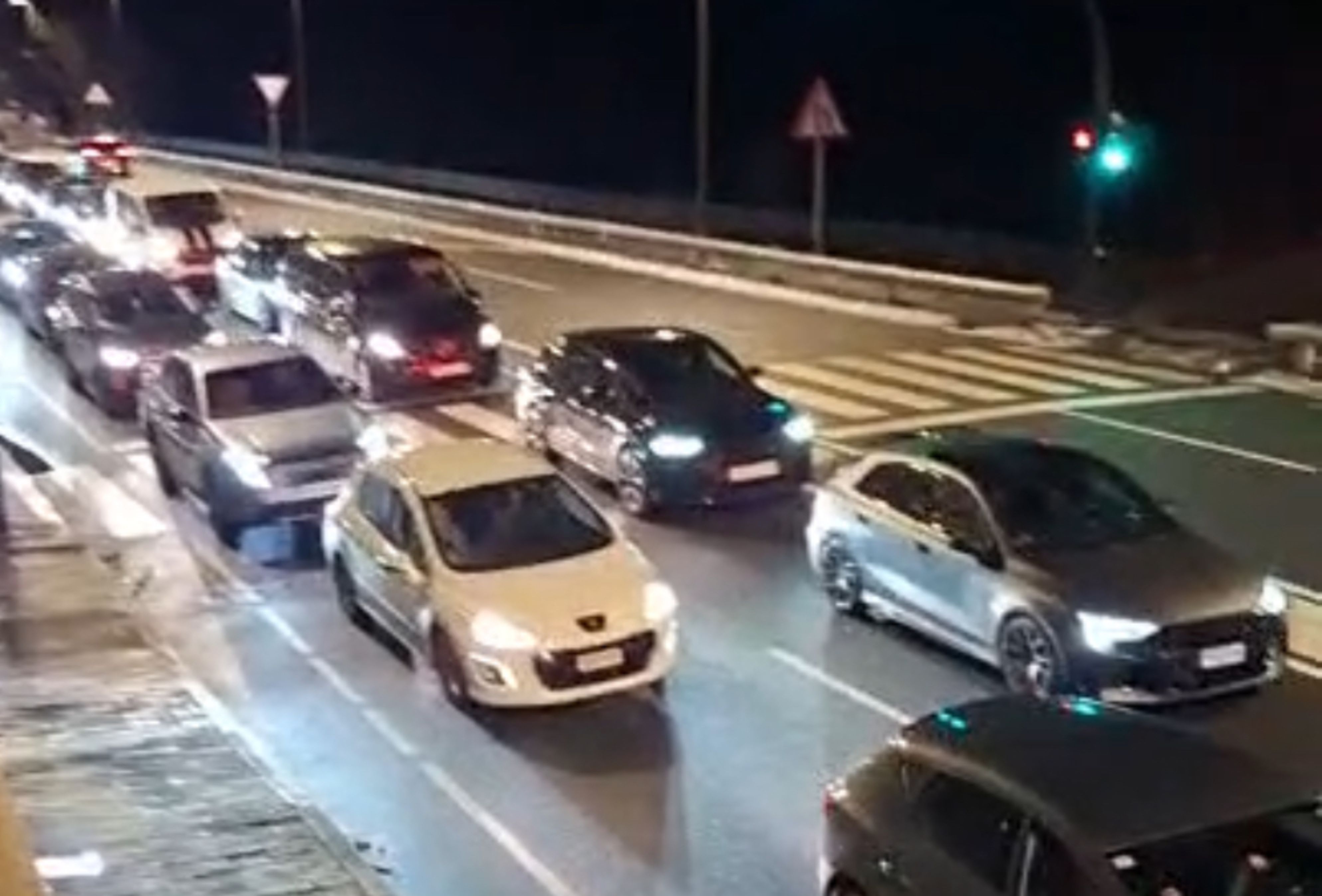 El trànsit va ser molt intens en diversos punts del Principat el vespre de dissabte. El trànsit va ser molt intens en diversos punts del Principat el vespre de dissabte.