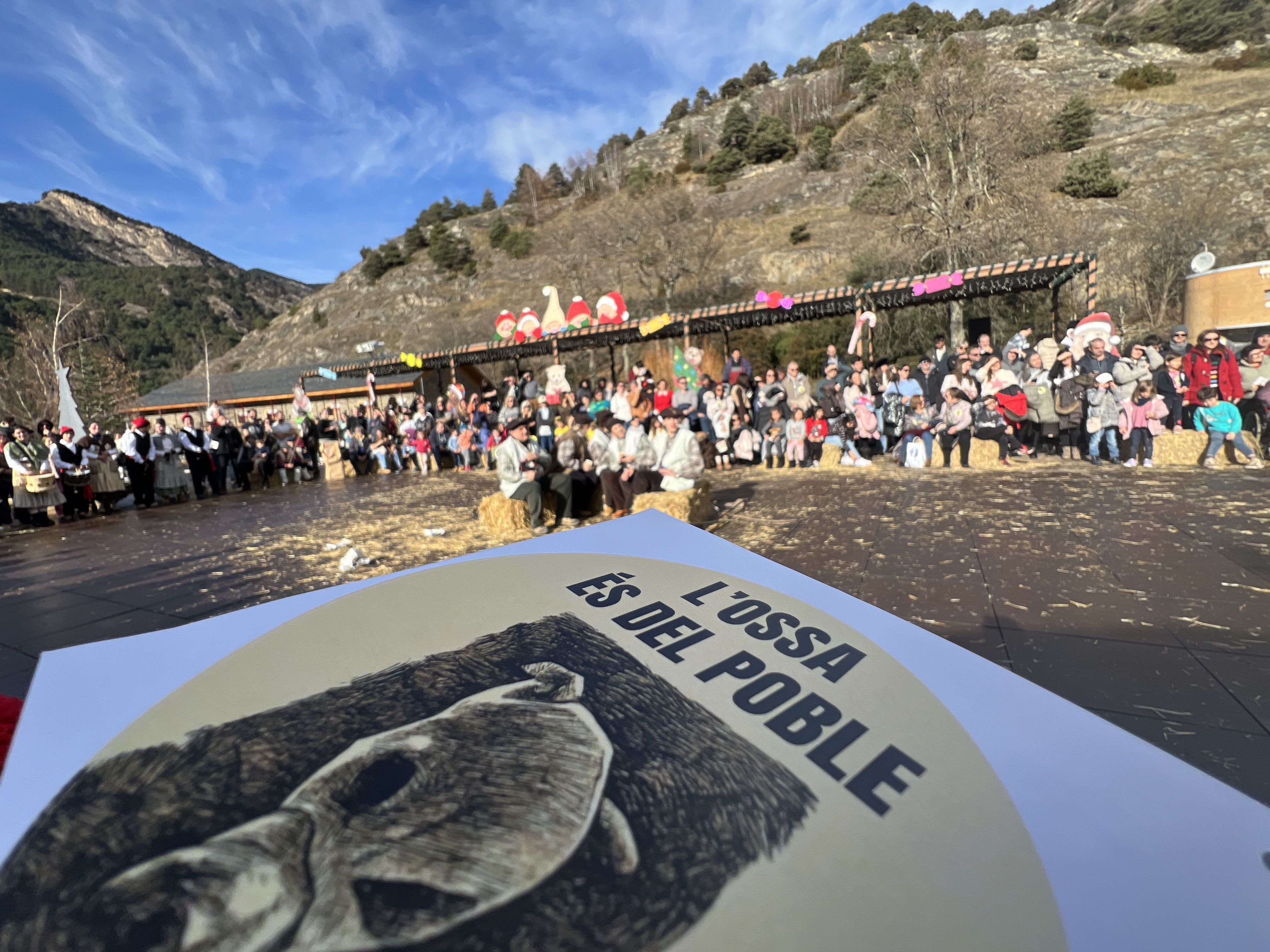 Els dallaires de la festa han repartit adhesius reivindicant la màscara de l'ossa com a bé patrimonial públic. Els dallaires de la festa han repartit adhesius reivindicant la màscara de l'ossa com a bé patrimonial públic.