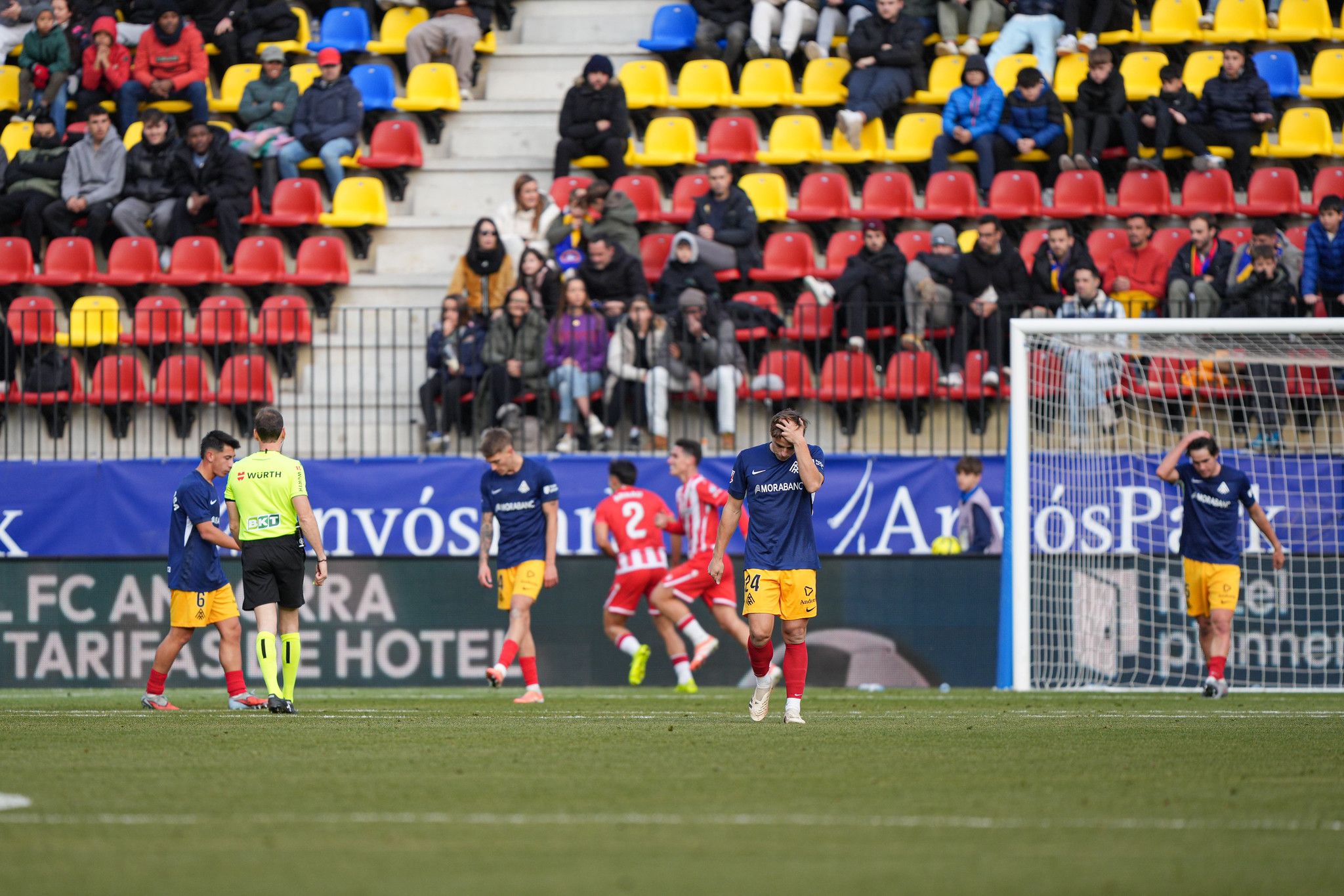 Els jugadors de l'FC Andorra, capcots després del gol de l'Almeria. Els jugadors de l'FC Andorra, capcots després del gol de l'Almeria.