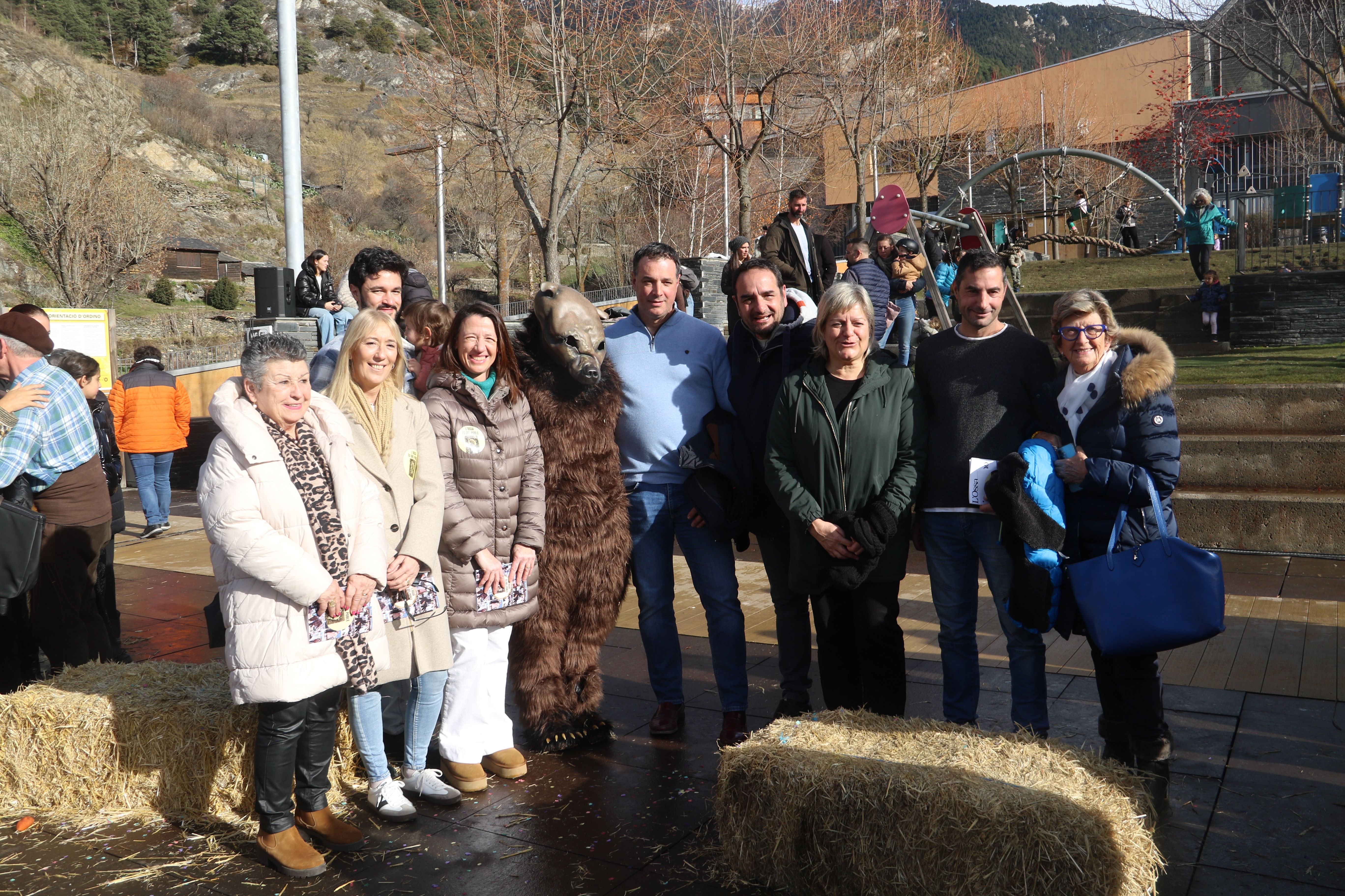 Les autoritats que han assistit a la festa i s'han quedat fins al final acompanyant l'ossa.