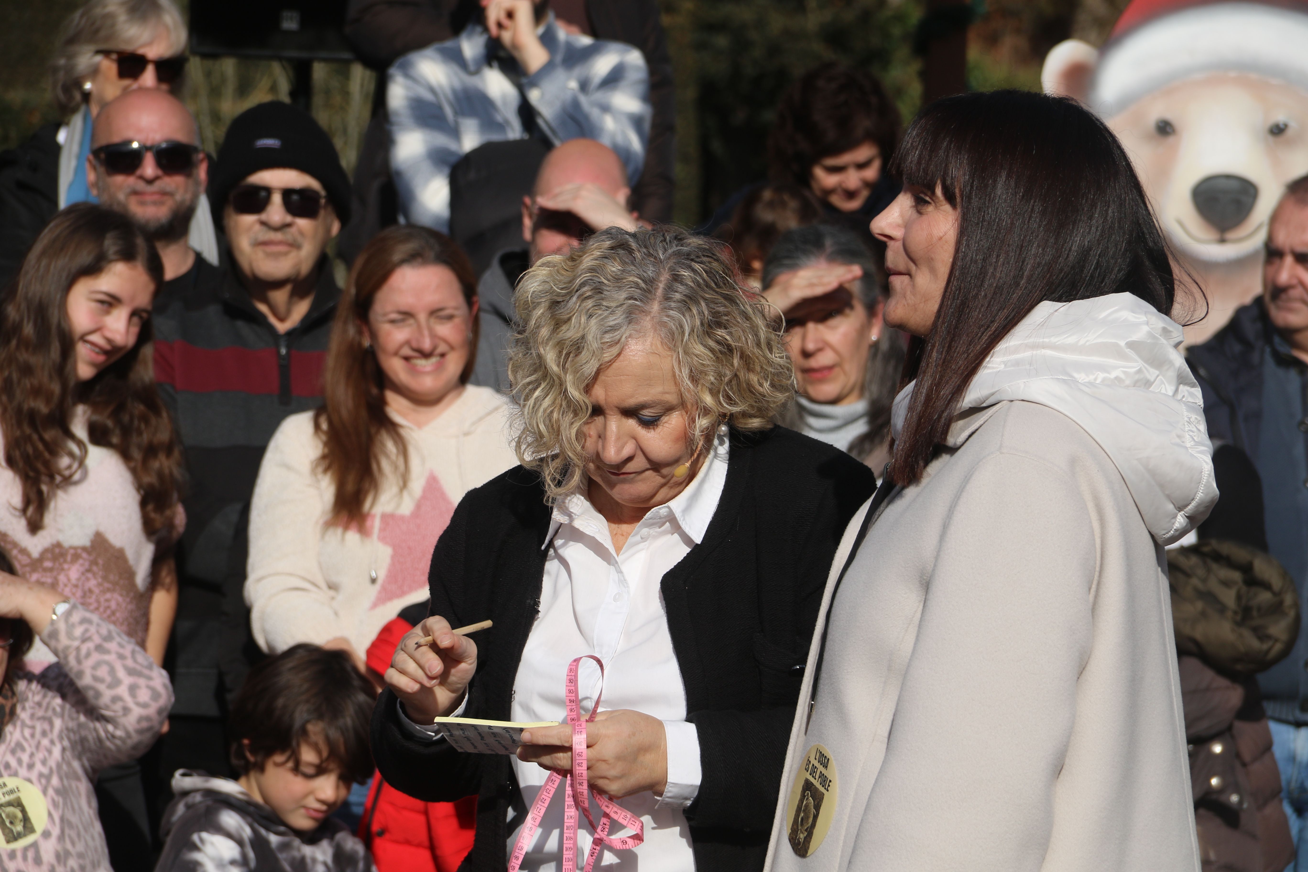 Prenent mides a la ministra per comprovar si el seu crani era digne de registrar.