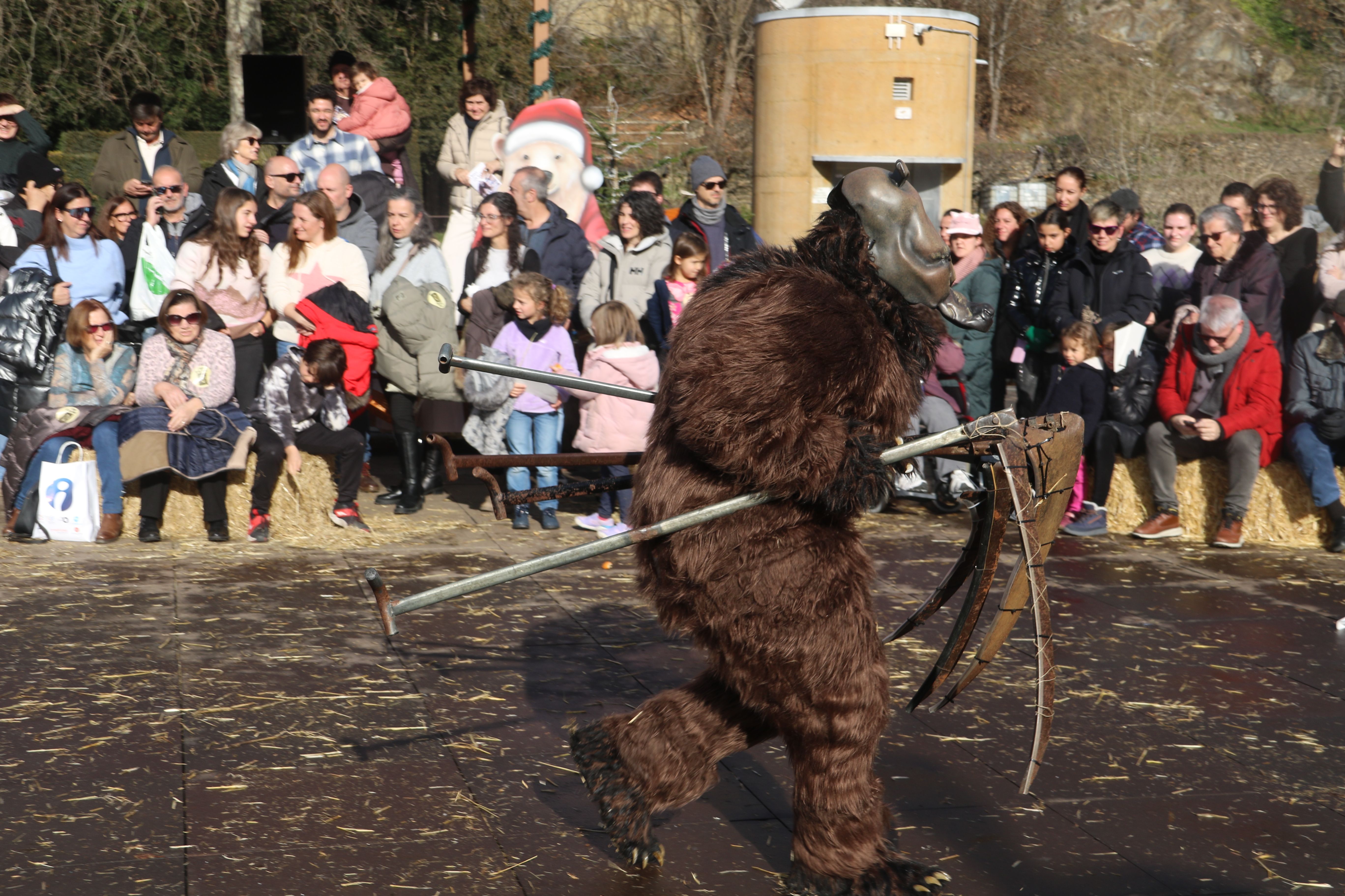 L'ossa s'endú les dalles. 