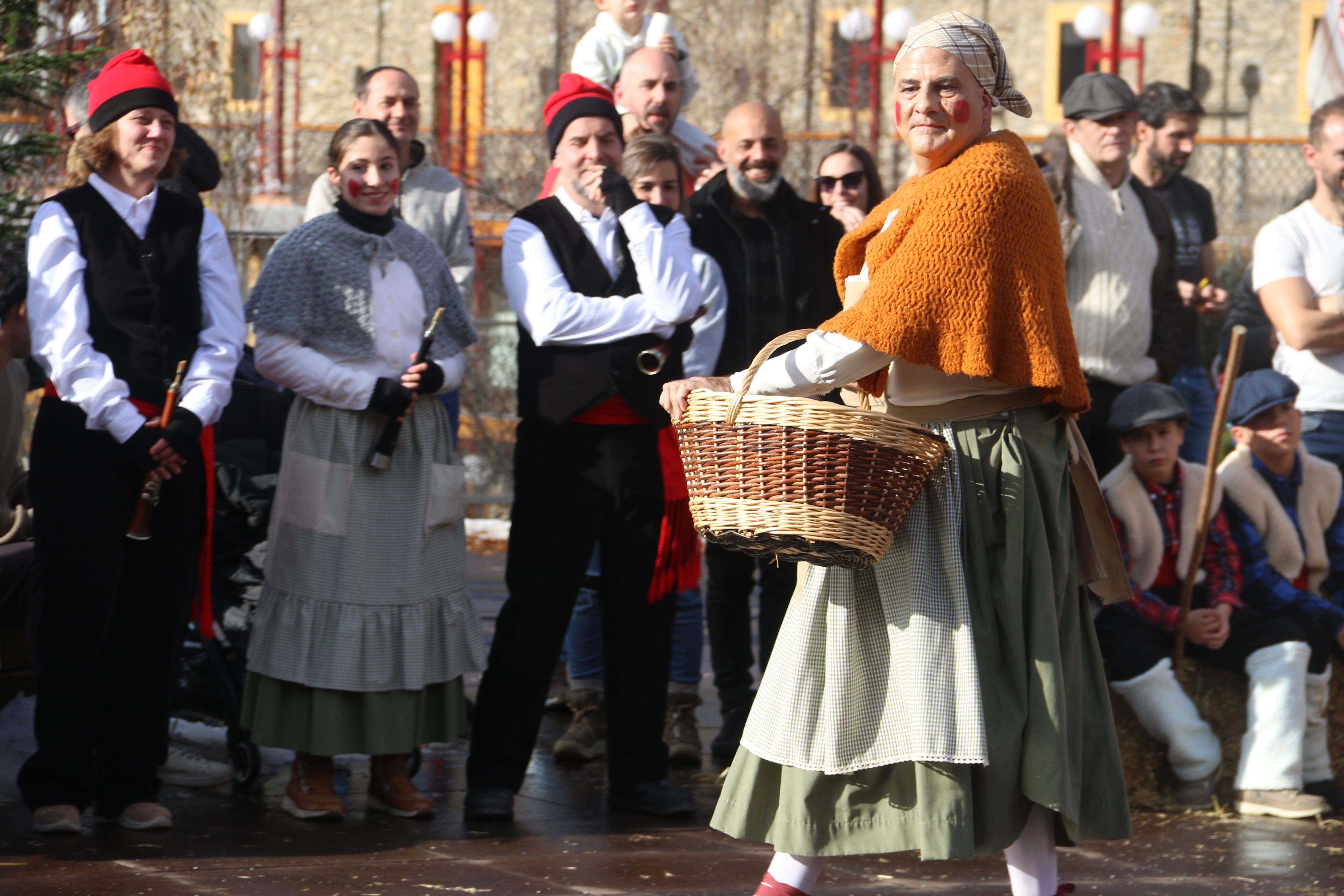 La minyona apareix en escena.