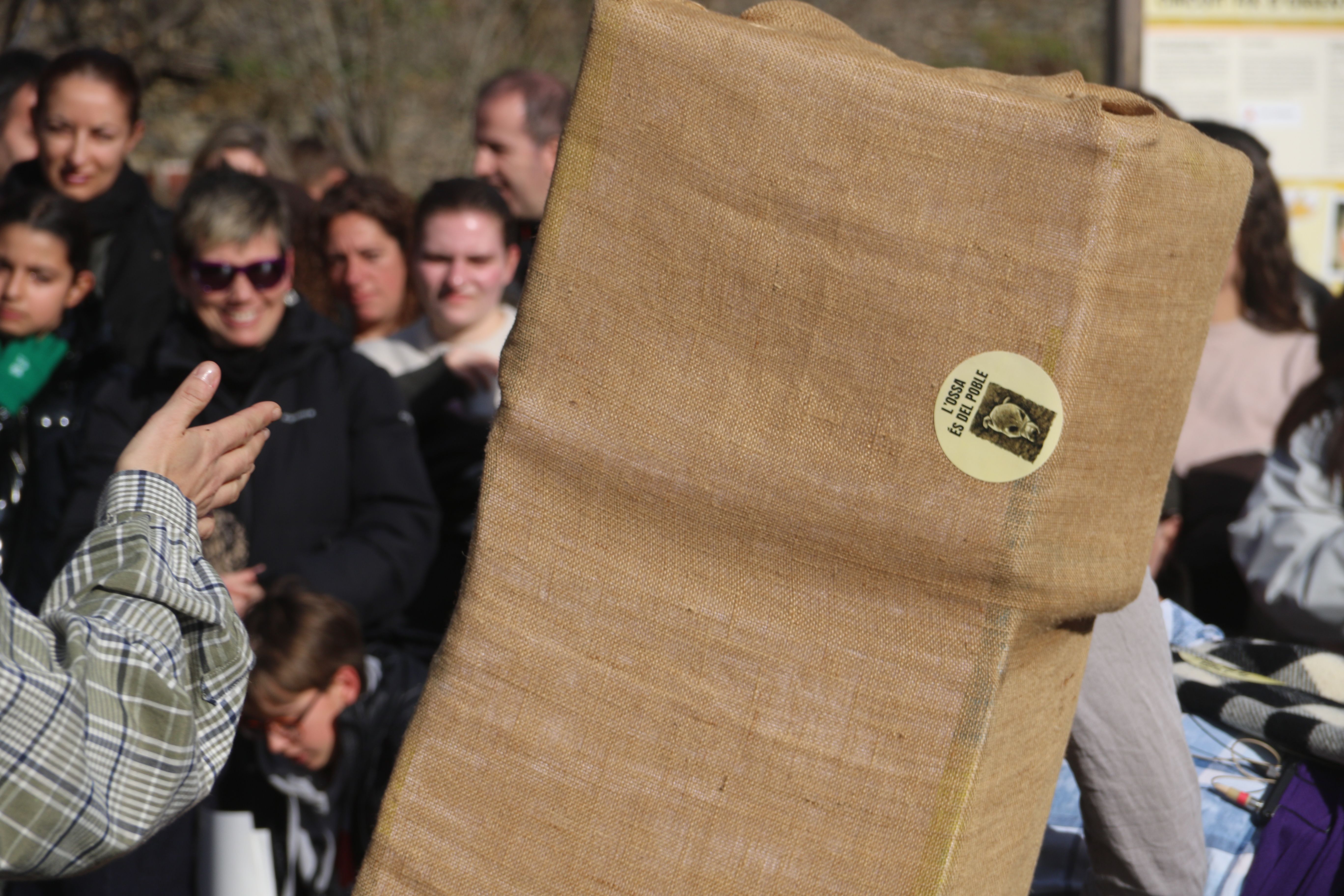 L'adhesiu reivindicatiu en un 'fardo'.