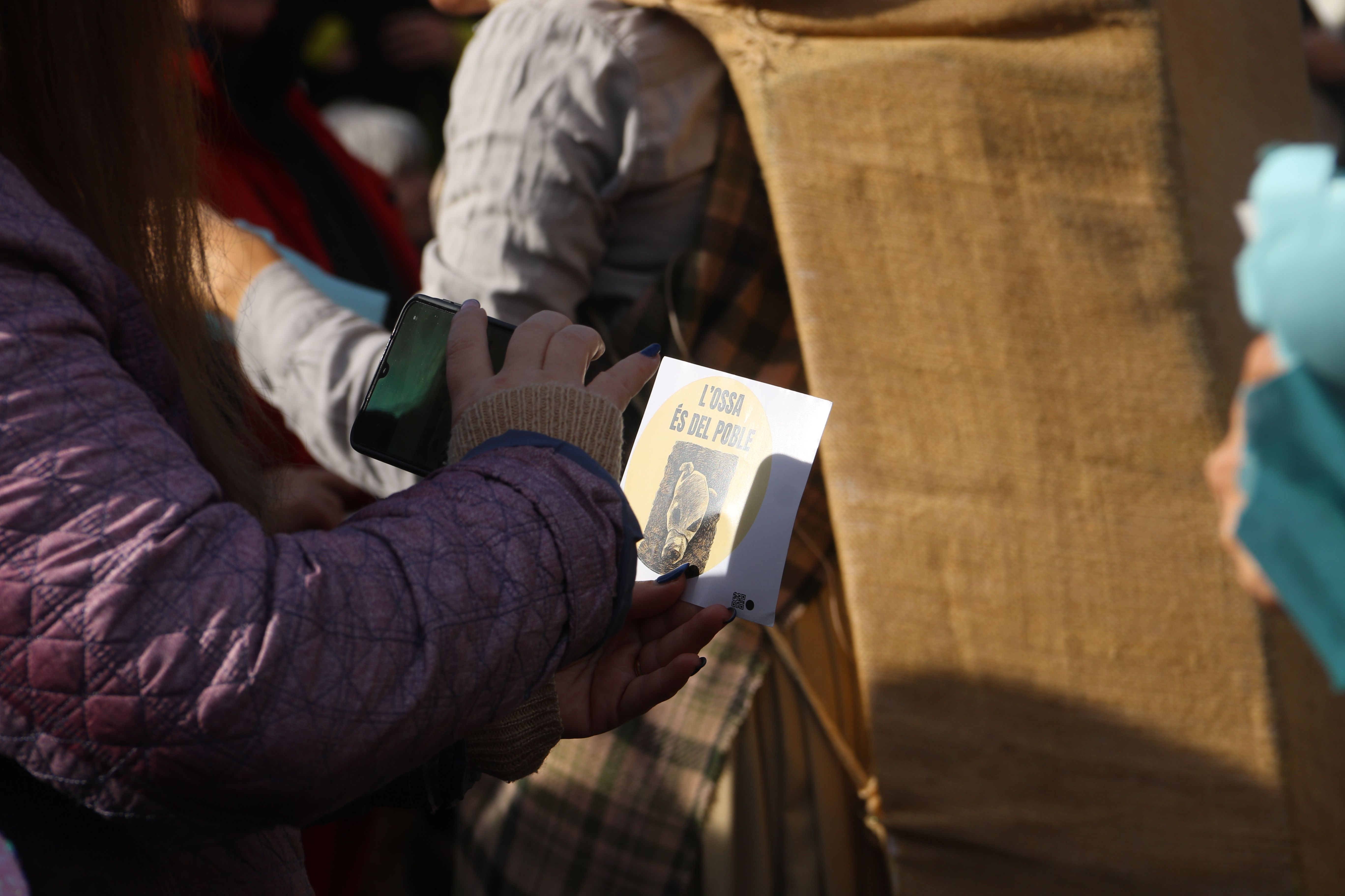 L'adhesiu reivindicatiu captat per una assistent.