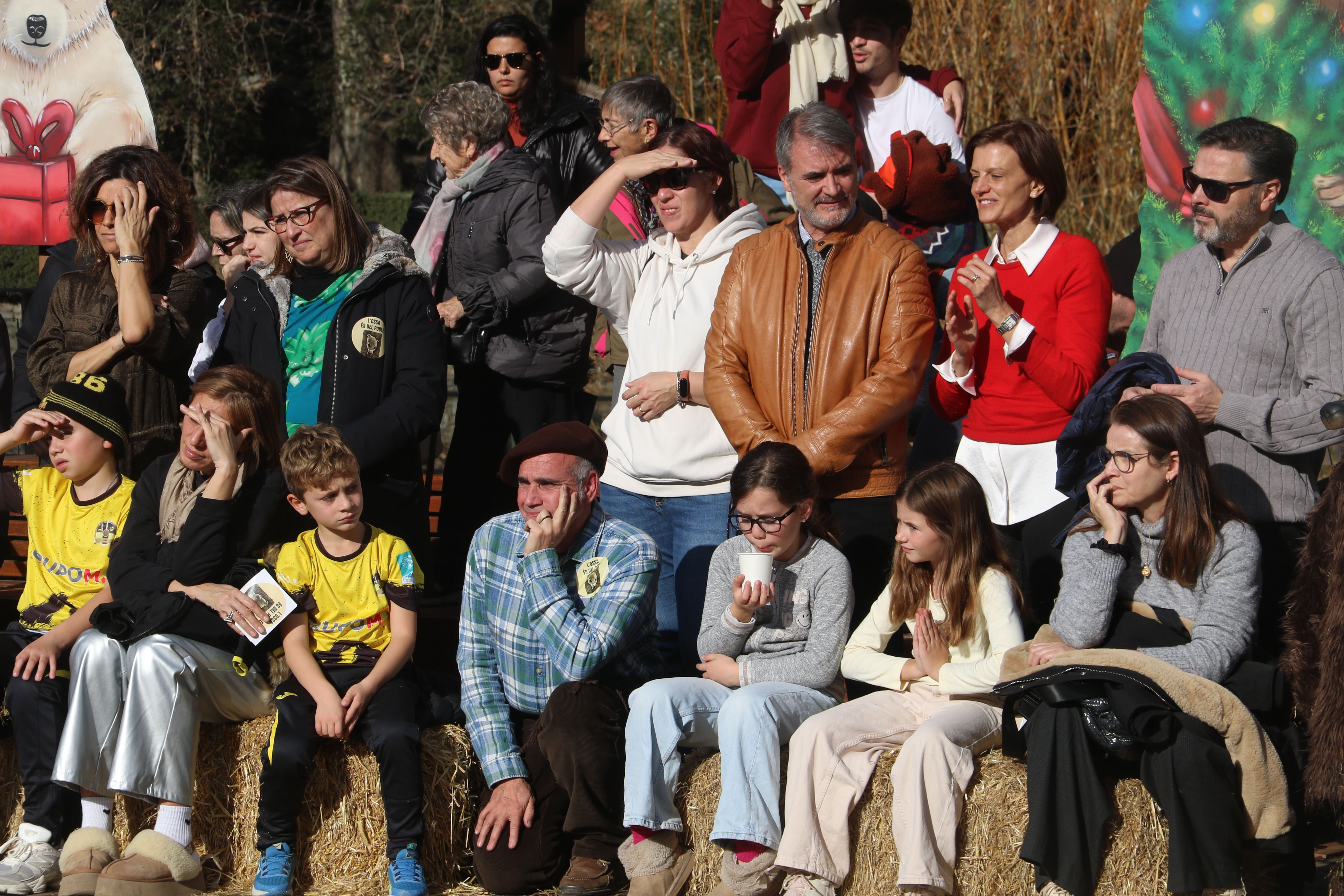 Rafael Serrallet, dempeus i amb jaqueta de pell marró clar ha tingut un reconeixement.