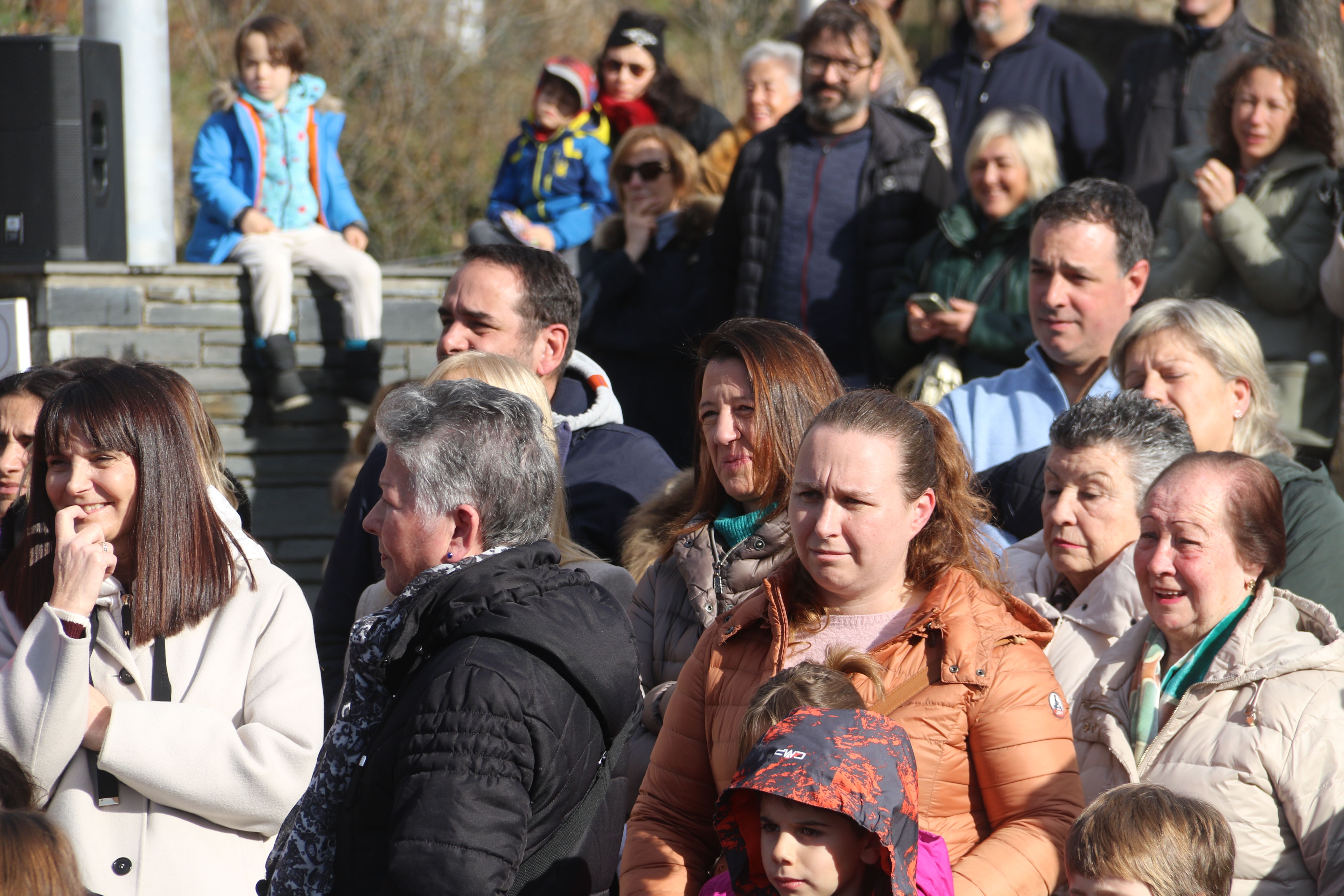 Les autoritats han seguit la farsa.