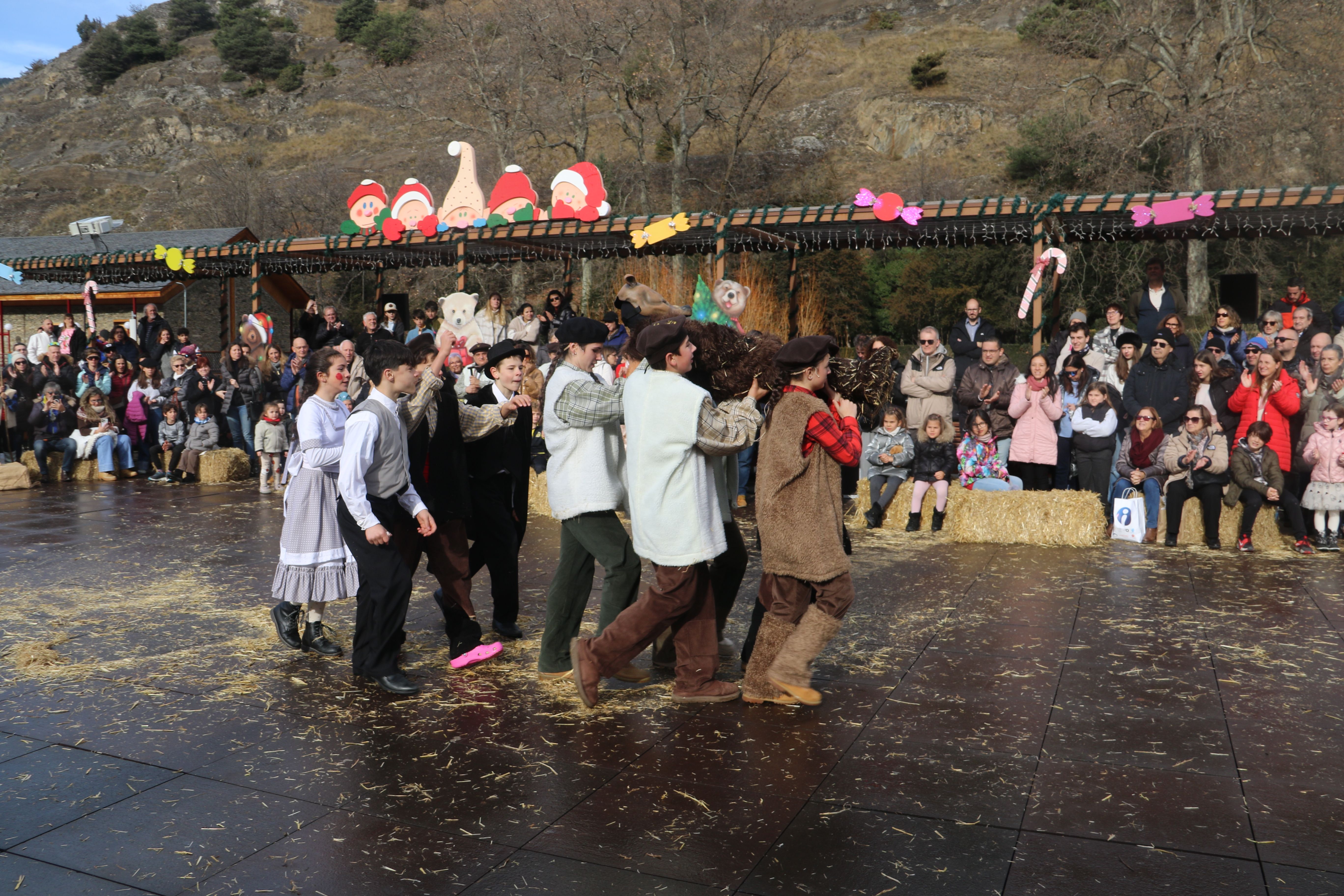 Els dallaires joves carreguen amb l'osseta morta.
