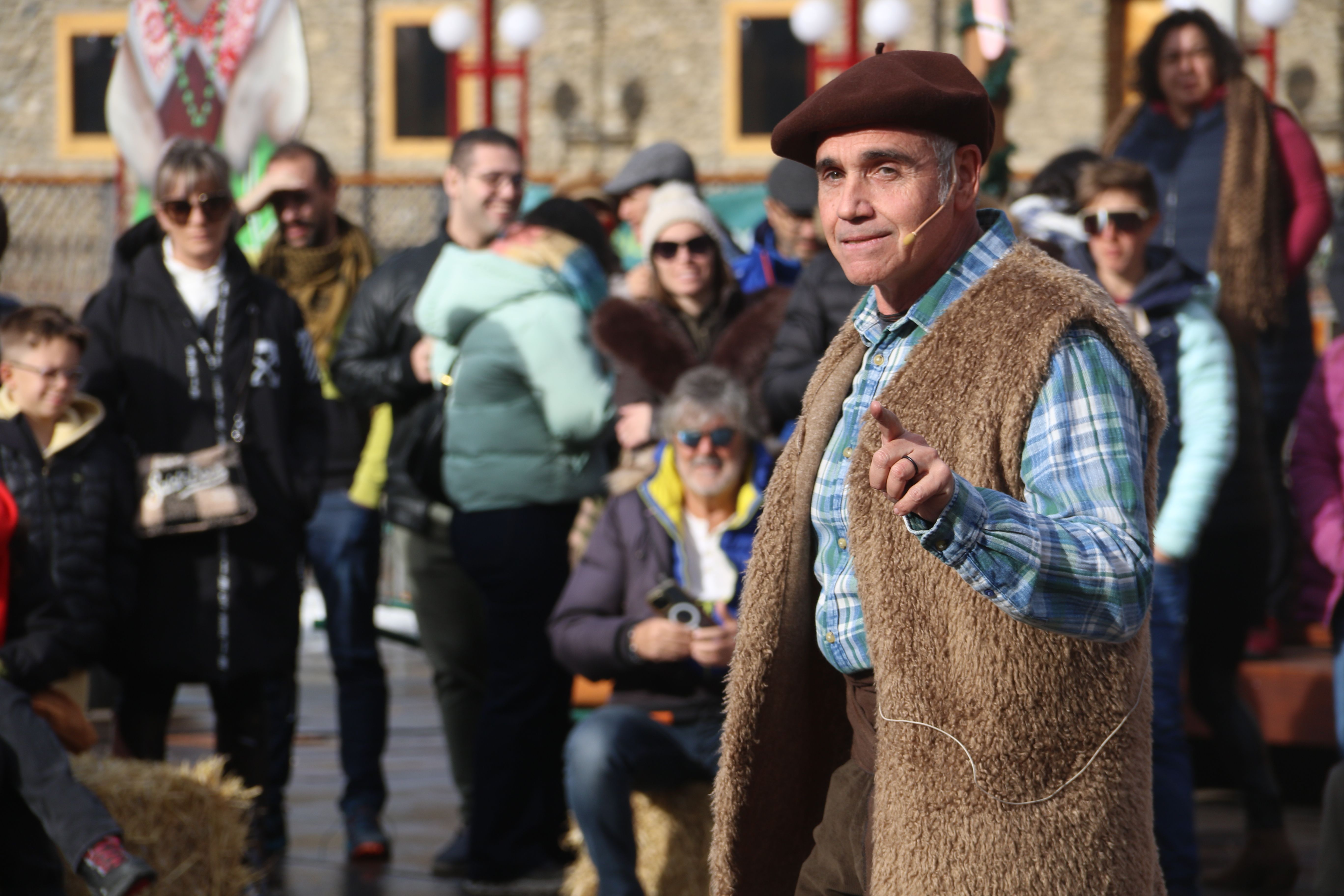 Albert Roig en el paper d'introductor de la farsa.