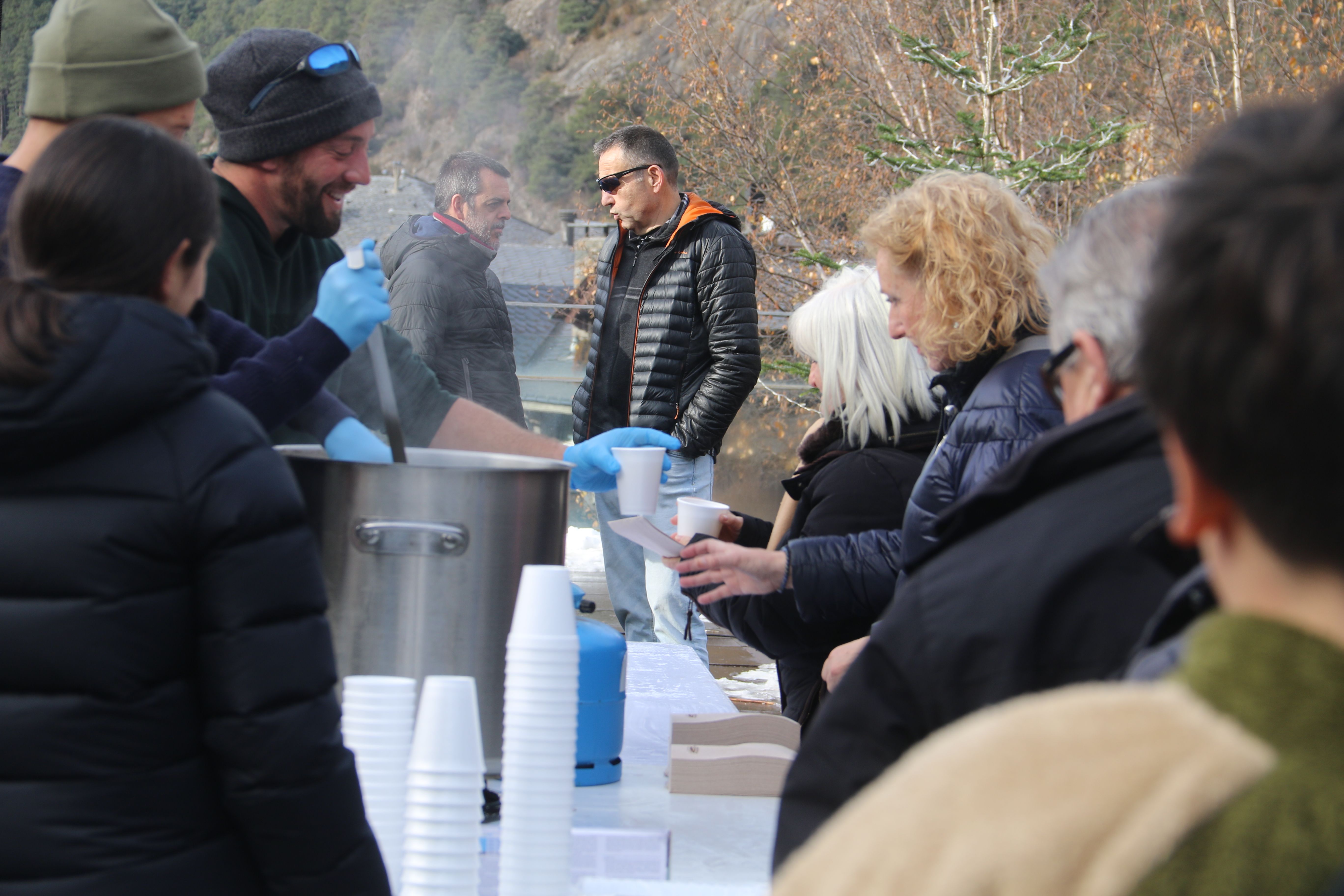 El públic ha pogut gaudir de brou calent.