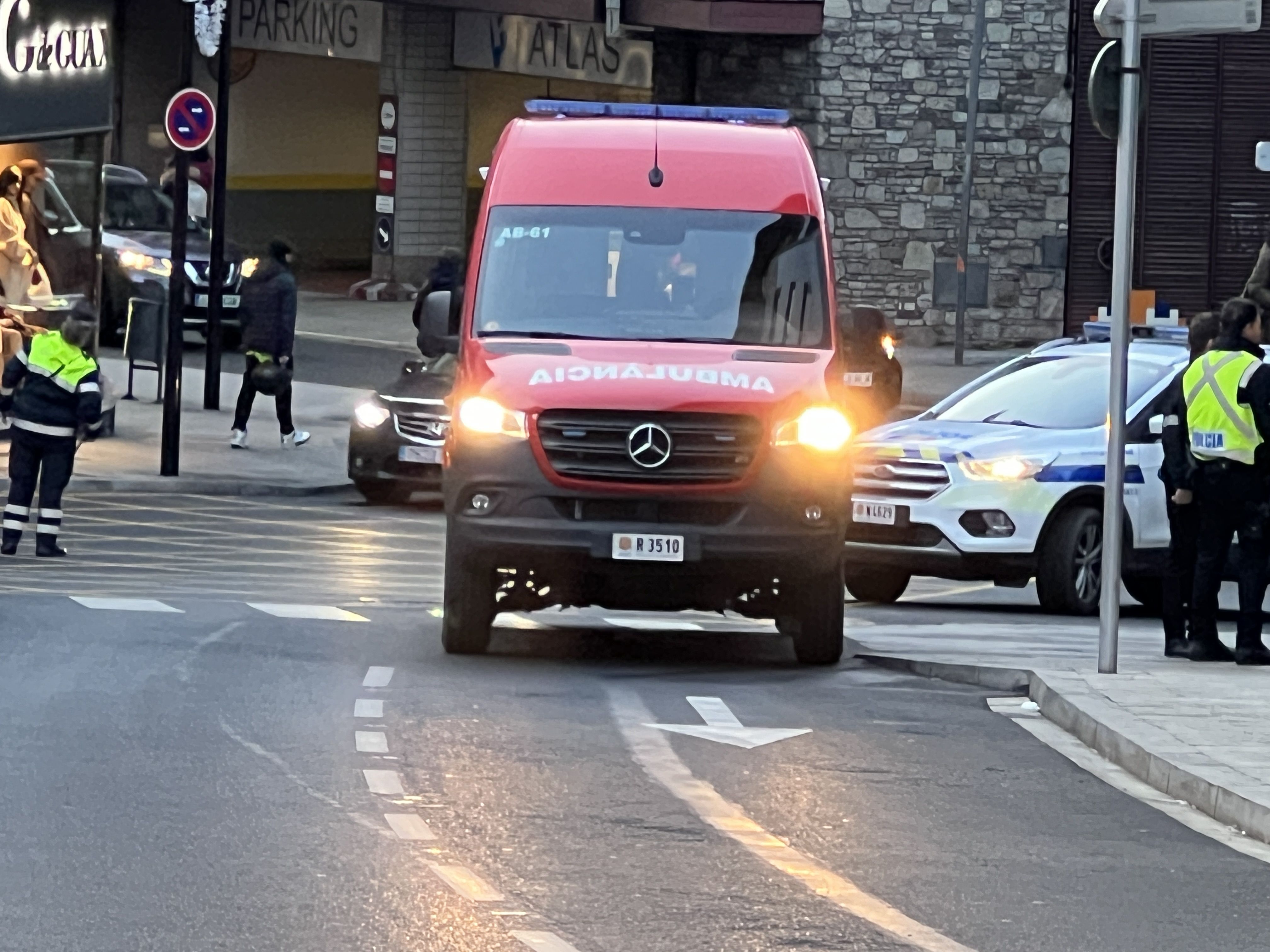 L'ambulància, el cotxe de policia i agents de circulació en el lloc del fet. L'ambulància, el cotxe de policia i agents de circulació en el lloc del fet.