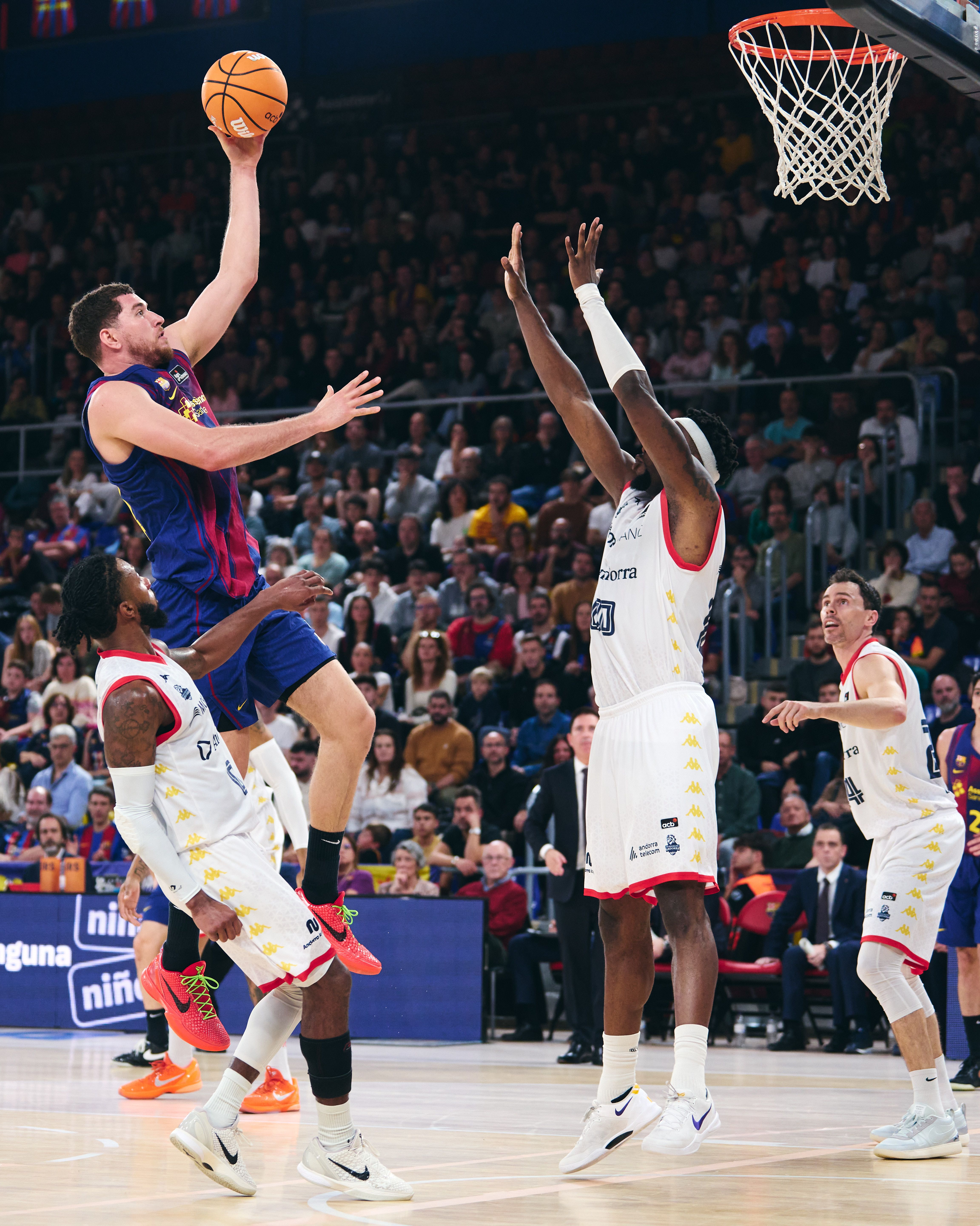 Una exhibició de l'aler barceloní ha servit al Barça per derrotar als andorrans. Una exhibició de l'aler barceloní ha servit al Barça per derrotar als andorrans.