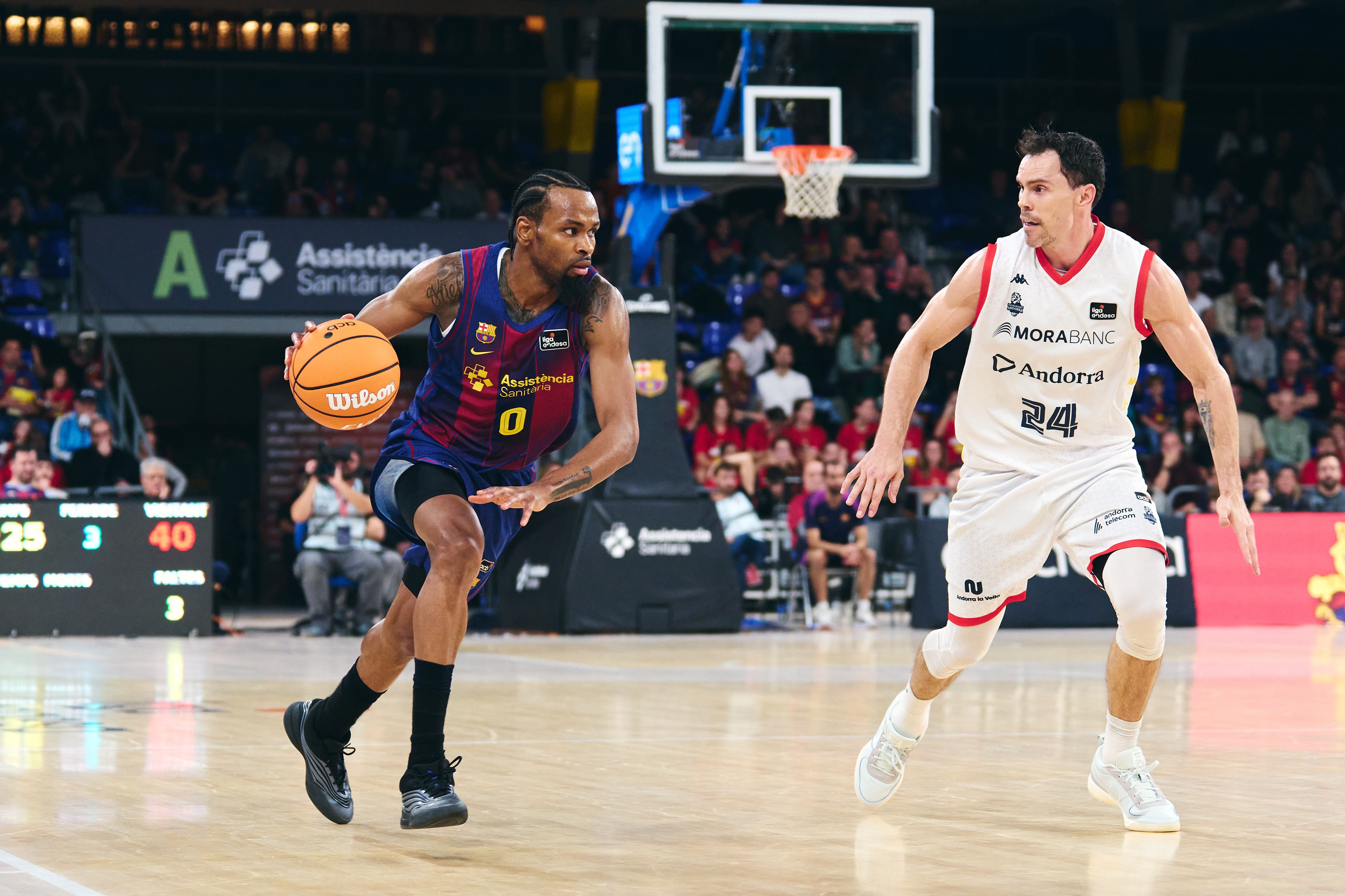 Kevin Punter, dirigint l'equip davant la defensa de Kuric.