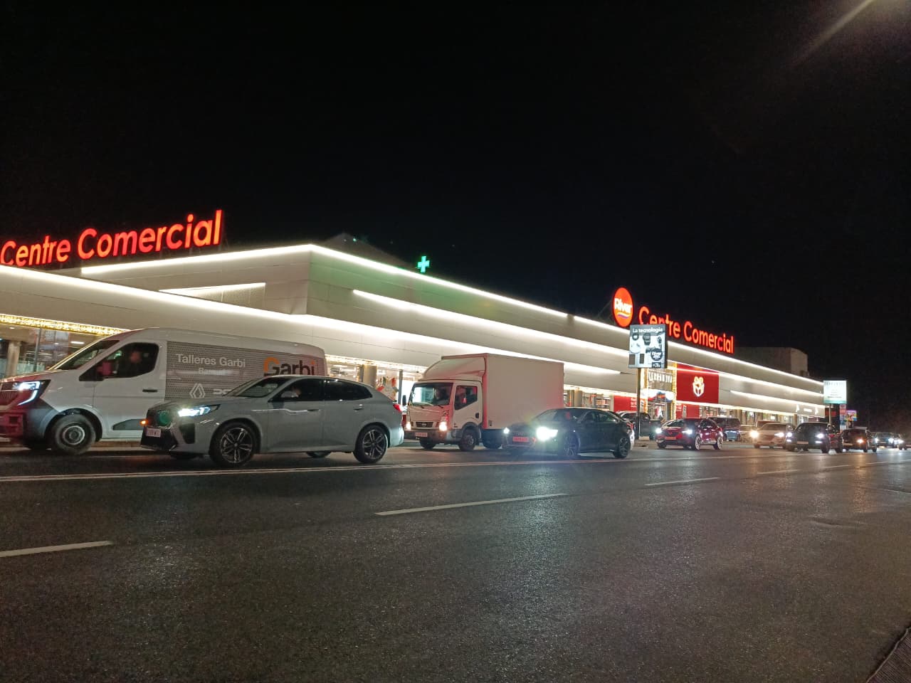 Hi ha una llarga retenció per sortir del país. Hi ha una llarga retenció per sortir del país.