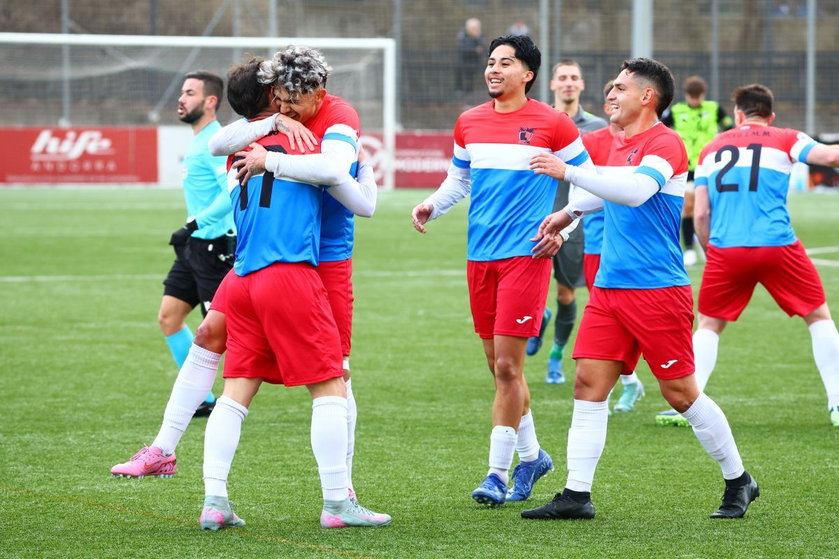 Els jugadors de la Penya Encarnada, celebrant un dels gols. Els jugadors de la Penya Encarnada, celebrant un dels gols.