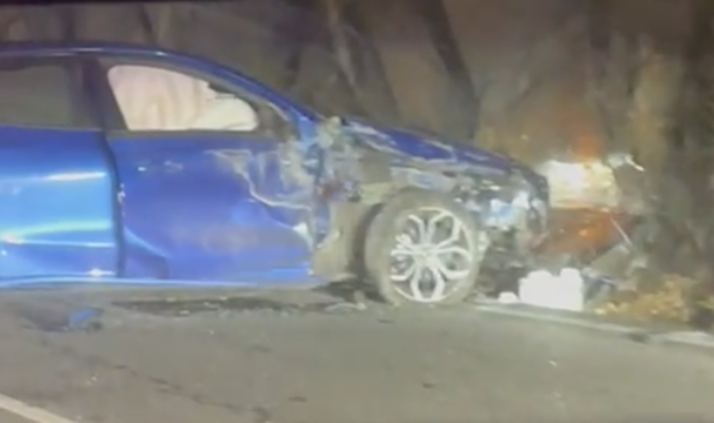 La part davantera del vehicle ha quedat, arran de l'impacte, molt malmesa. La part davantera del vehicle ha quedat, arran de l'impacte, molt malmesa.