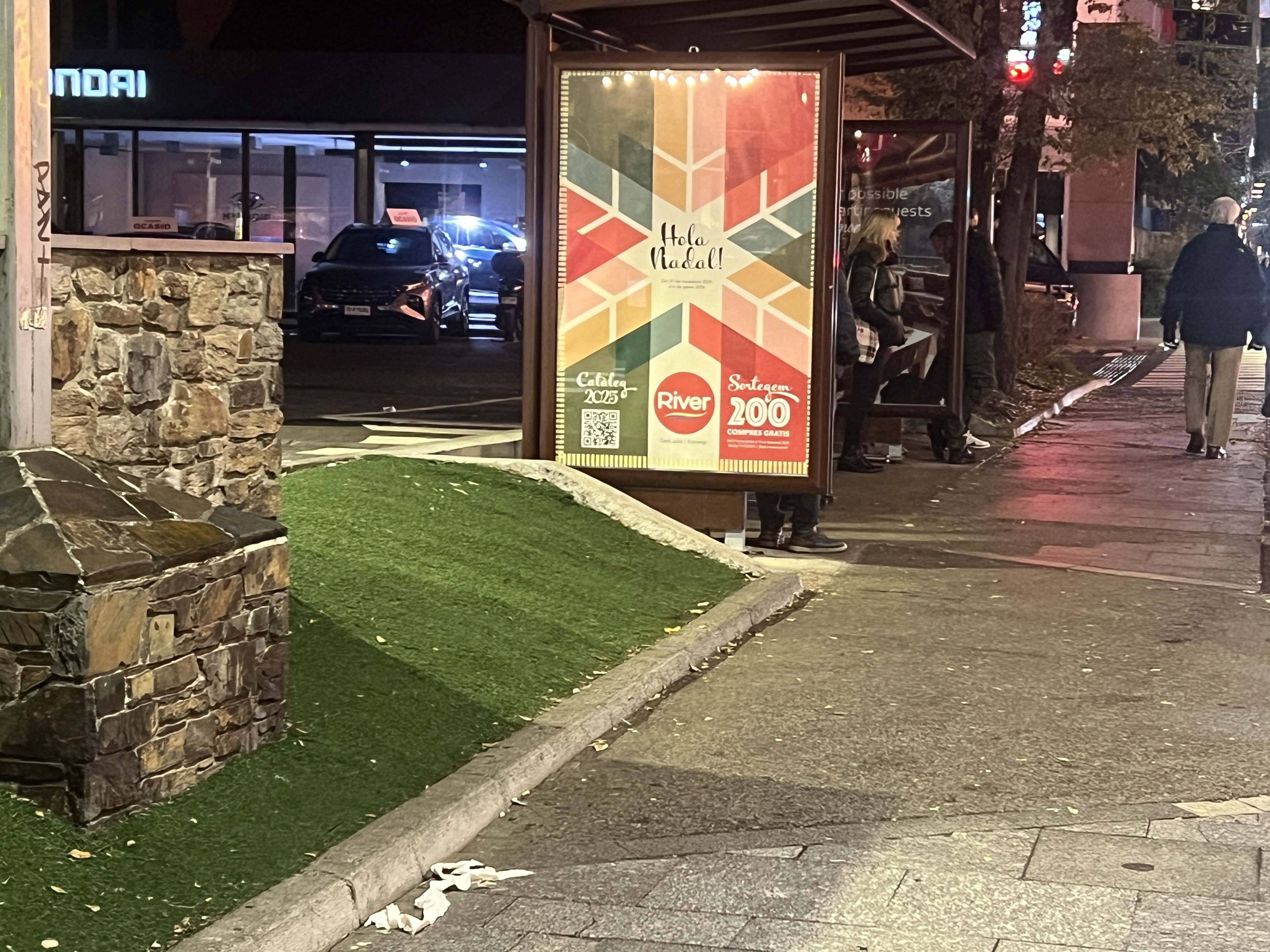 Els fets van tenir lloc en les immediacions d'una parada de bus de Prat de la Creu. Els fets van tenir lloc en les immediacions d'una parada de bus de Prat de la Creu.