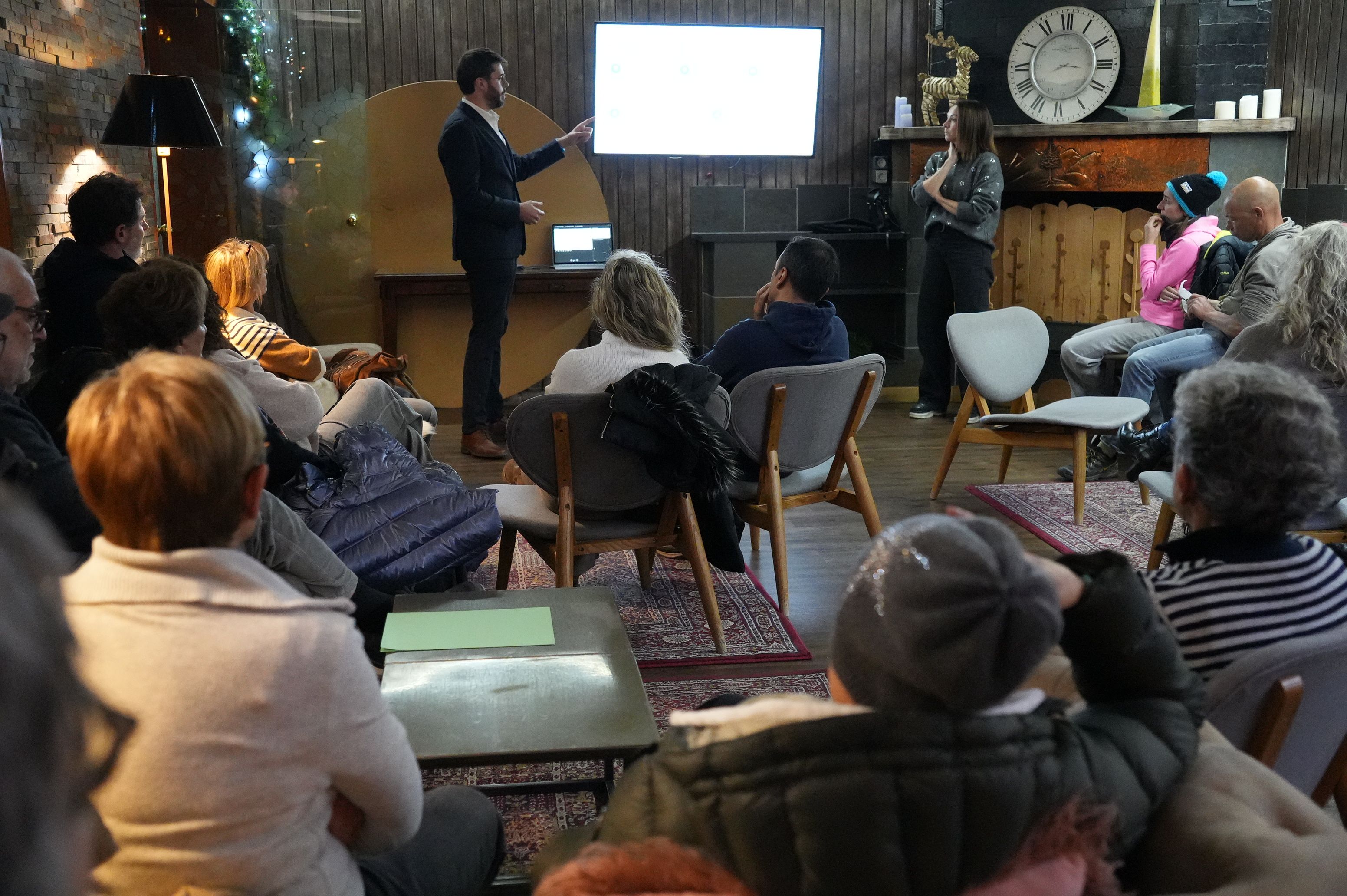 Un instant de la reunió amb els veïns de Juberri. // Comú de Sant Julià de Lòria Un instant de la reunió amb els veïns de Juberri. // Comú de Sant Julià de Lòria