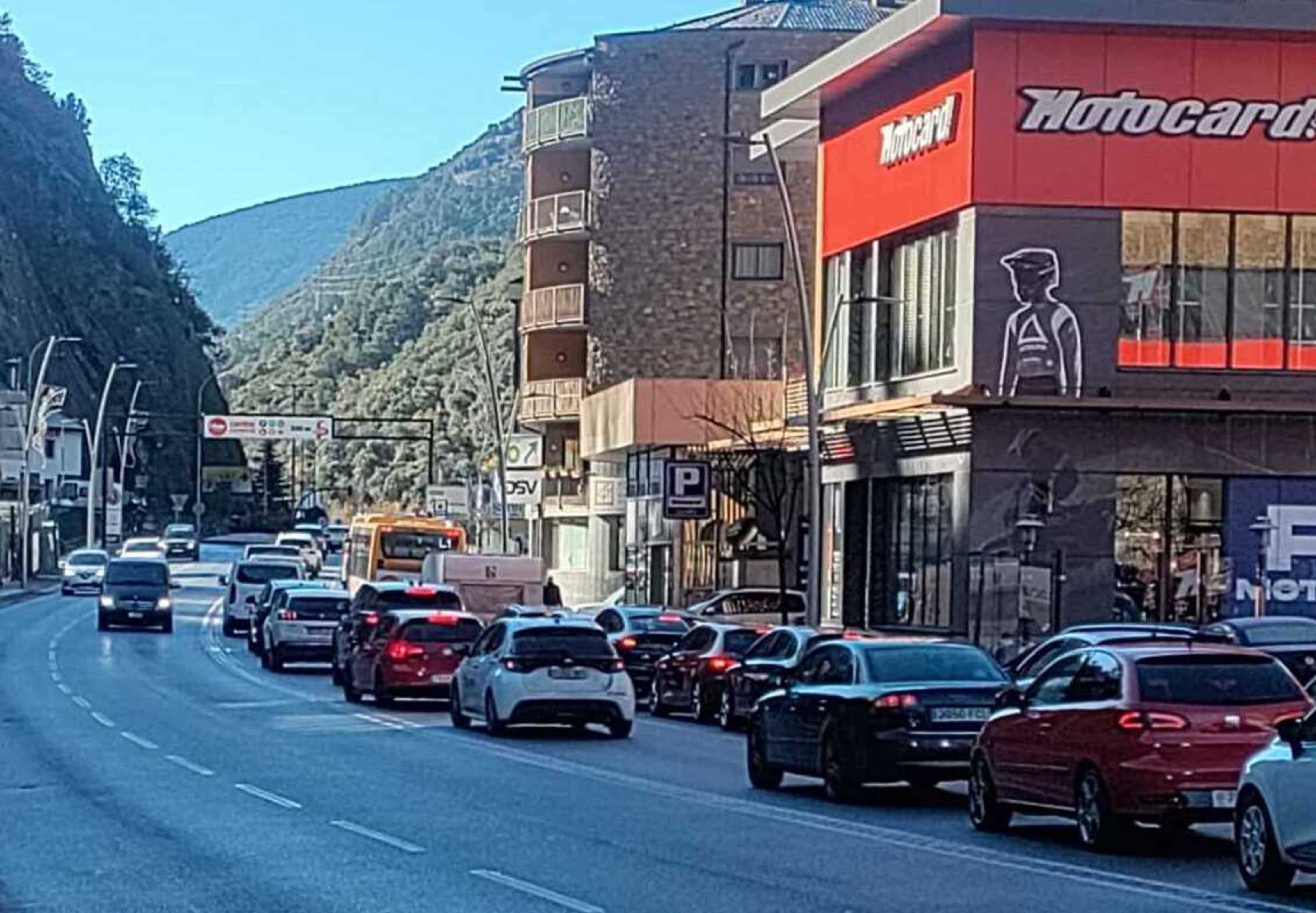 La cua en direcció a la frontera hispano-andorrana arriba al nucli urbà de Sant Julià.