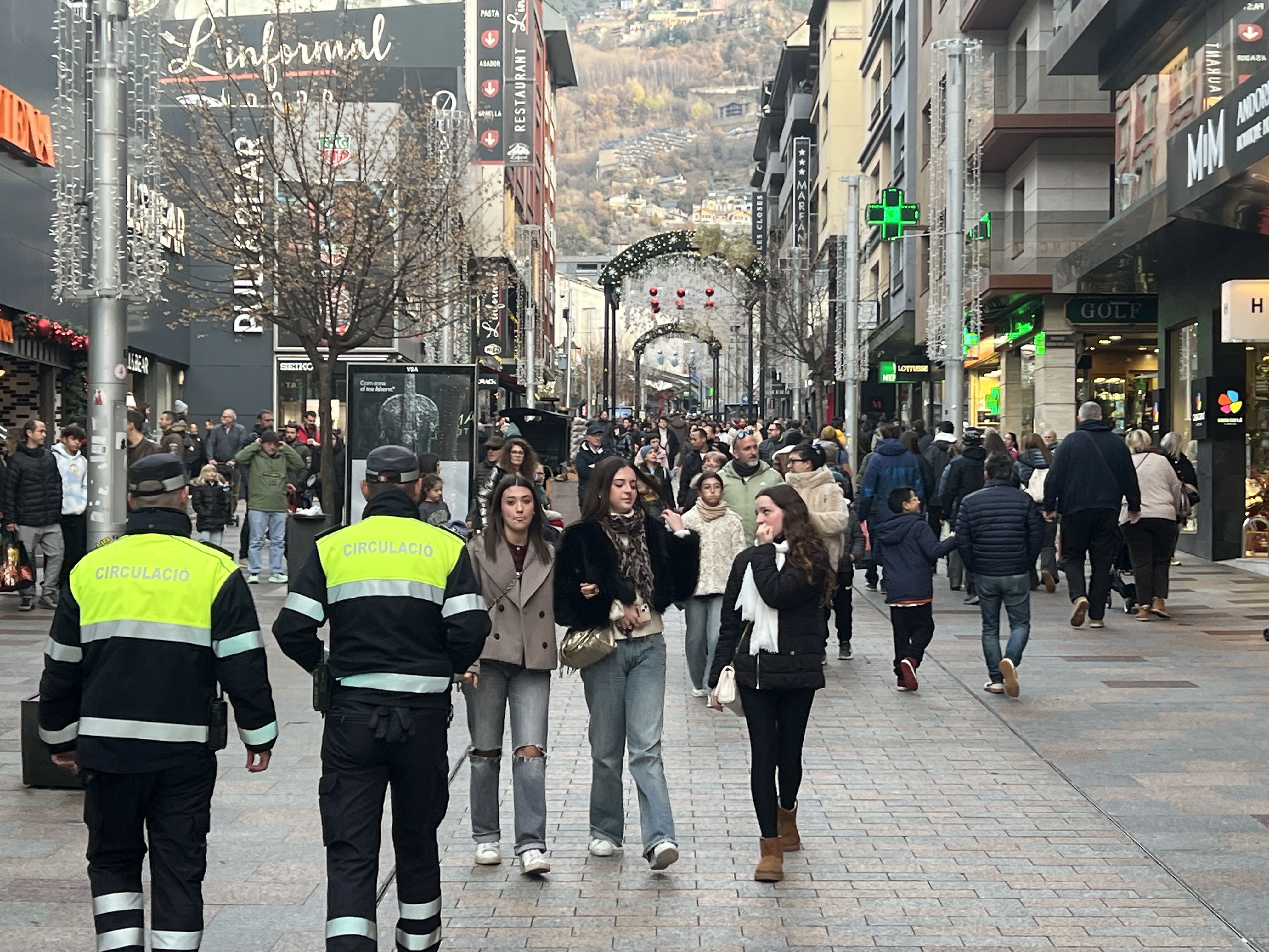 Les avingudes Meritxell i Carlemany han lluït plenes de gent durant tot el cap de setmana. Les avingudes Meritxell i Carlemany han lluït plenes de gent durant tot el cap de setmana.