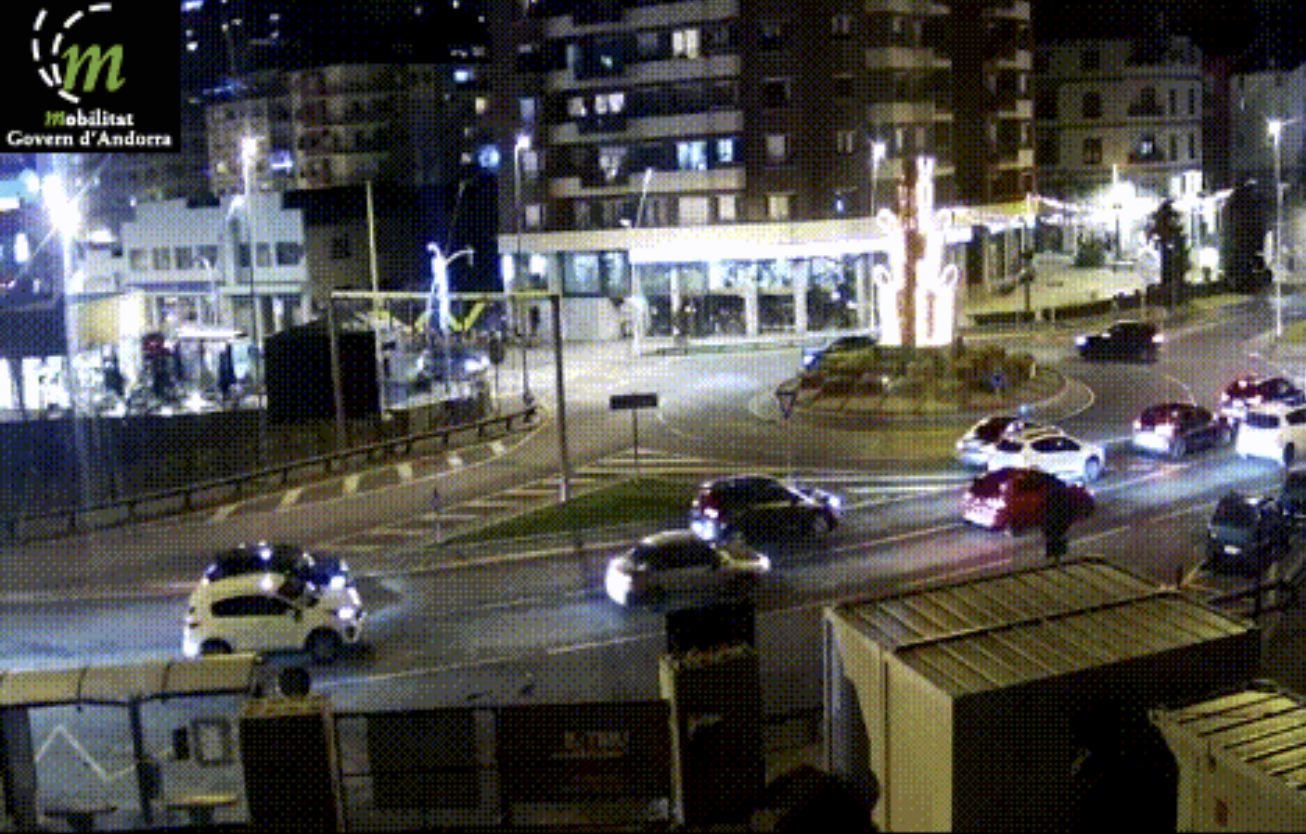 Els vehicles fent cua a Sant Julià aquest dilluns a quarts de vuit del vespre.