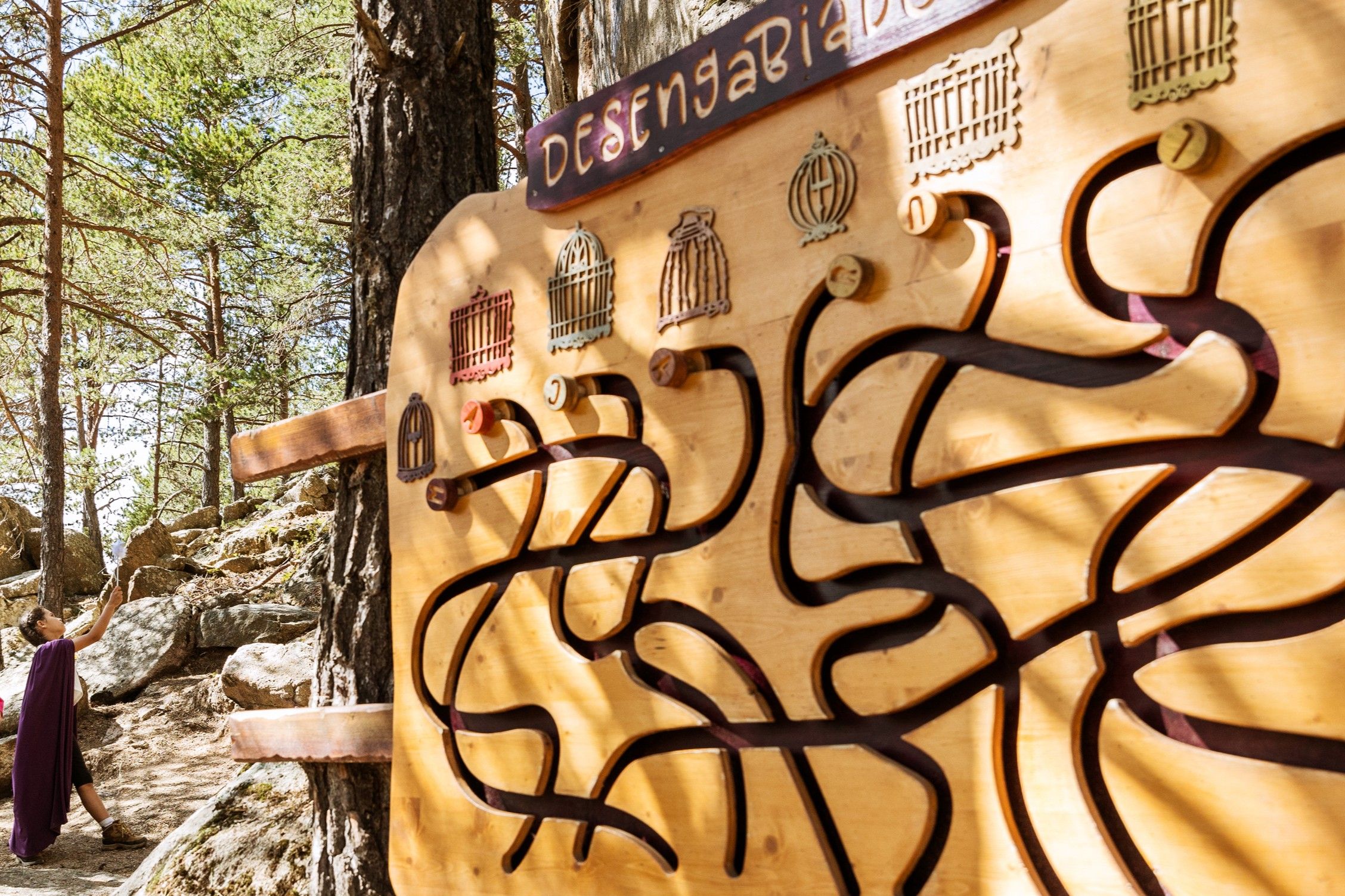 Jocs en un dels senders de les rutes 'Macarulla'.