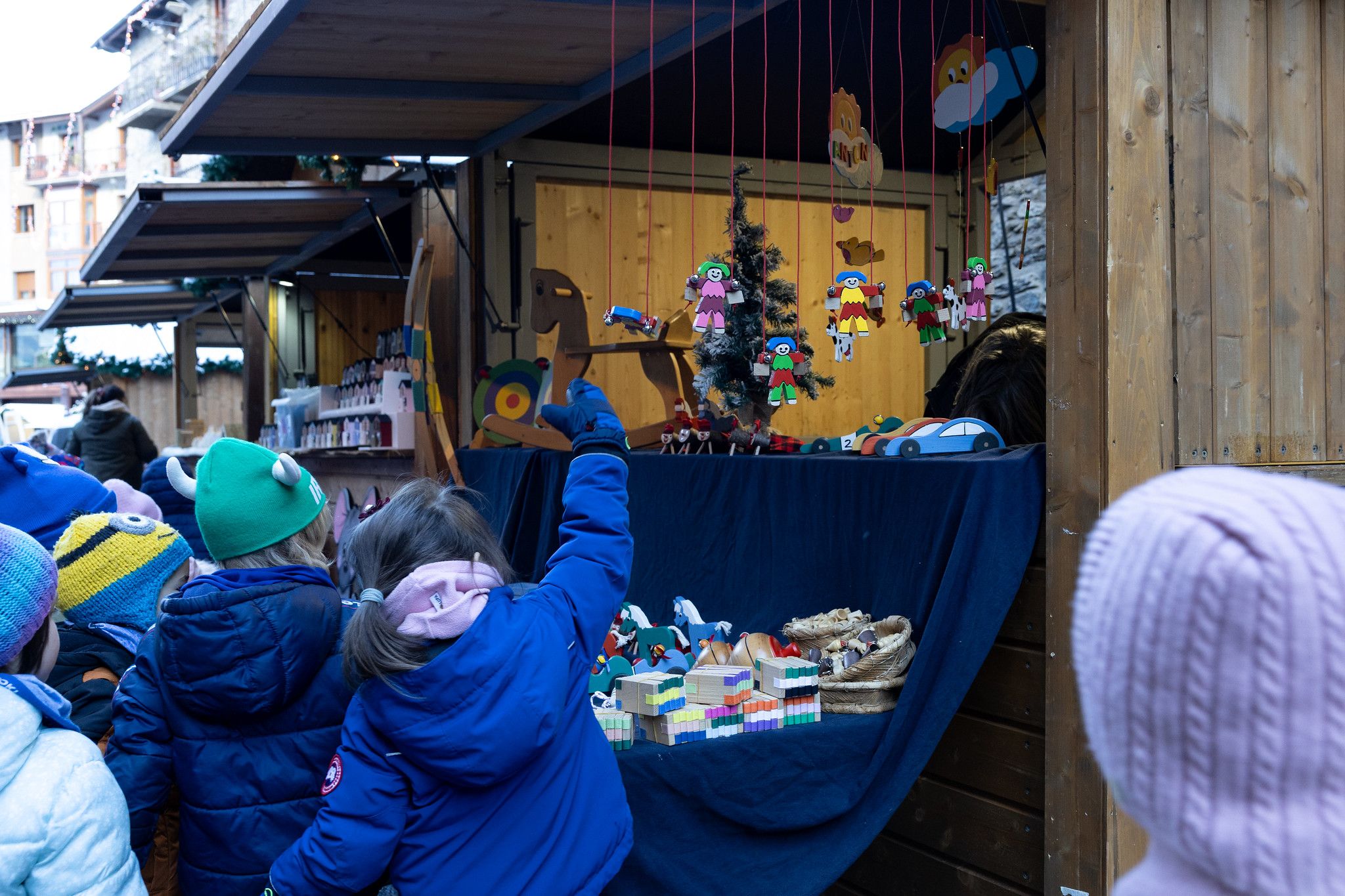 Infants davant d'una de les parades de la Fira de Nadal d'Ordino.