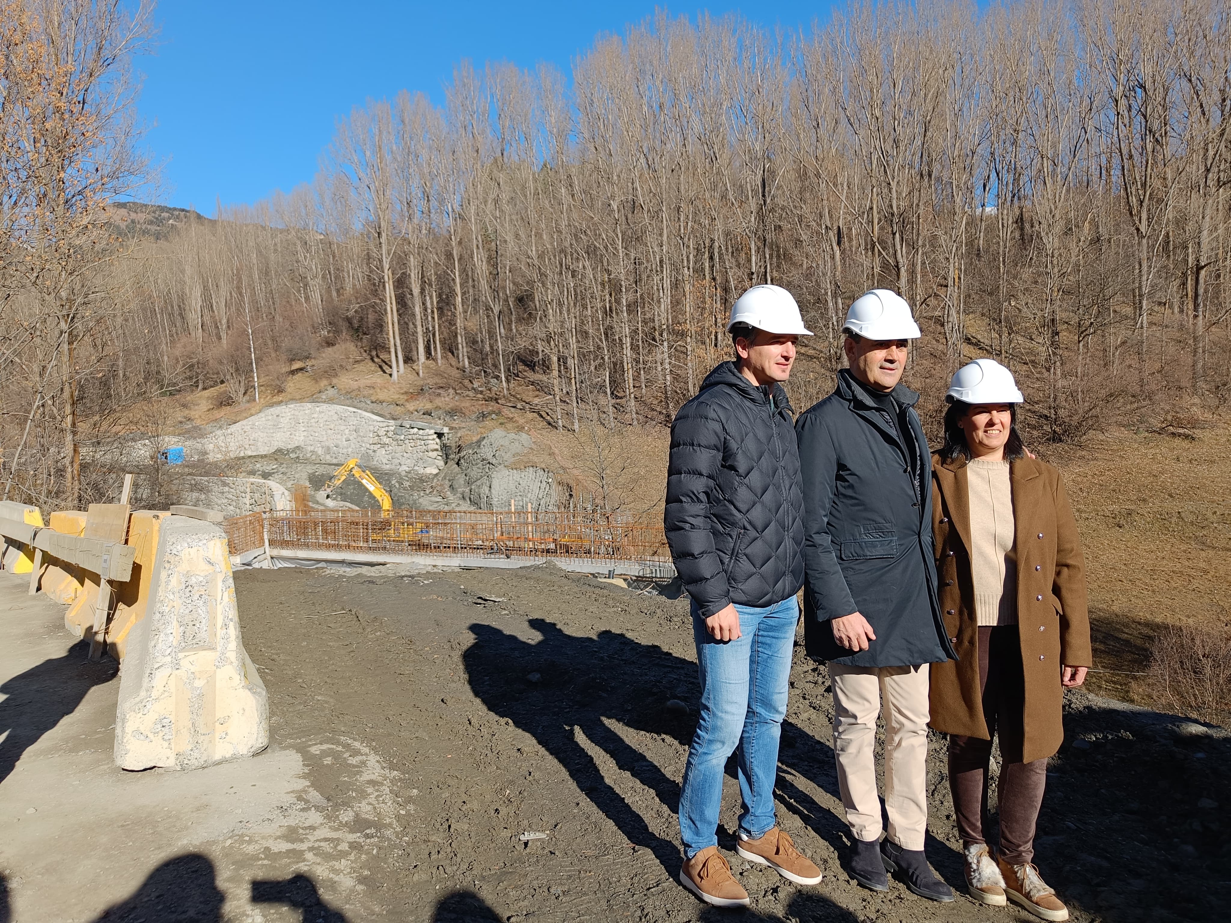 Raul Ferré i els cònsols de la Massana durant la visita a les obres de la desviació. Raul Ferré i els cònsols de la Massana durant la visita a les obres de la desviació.