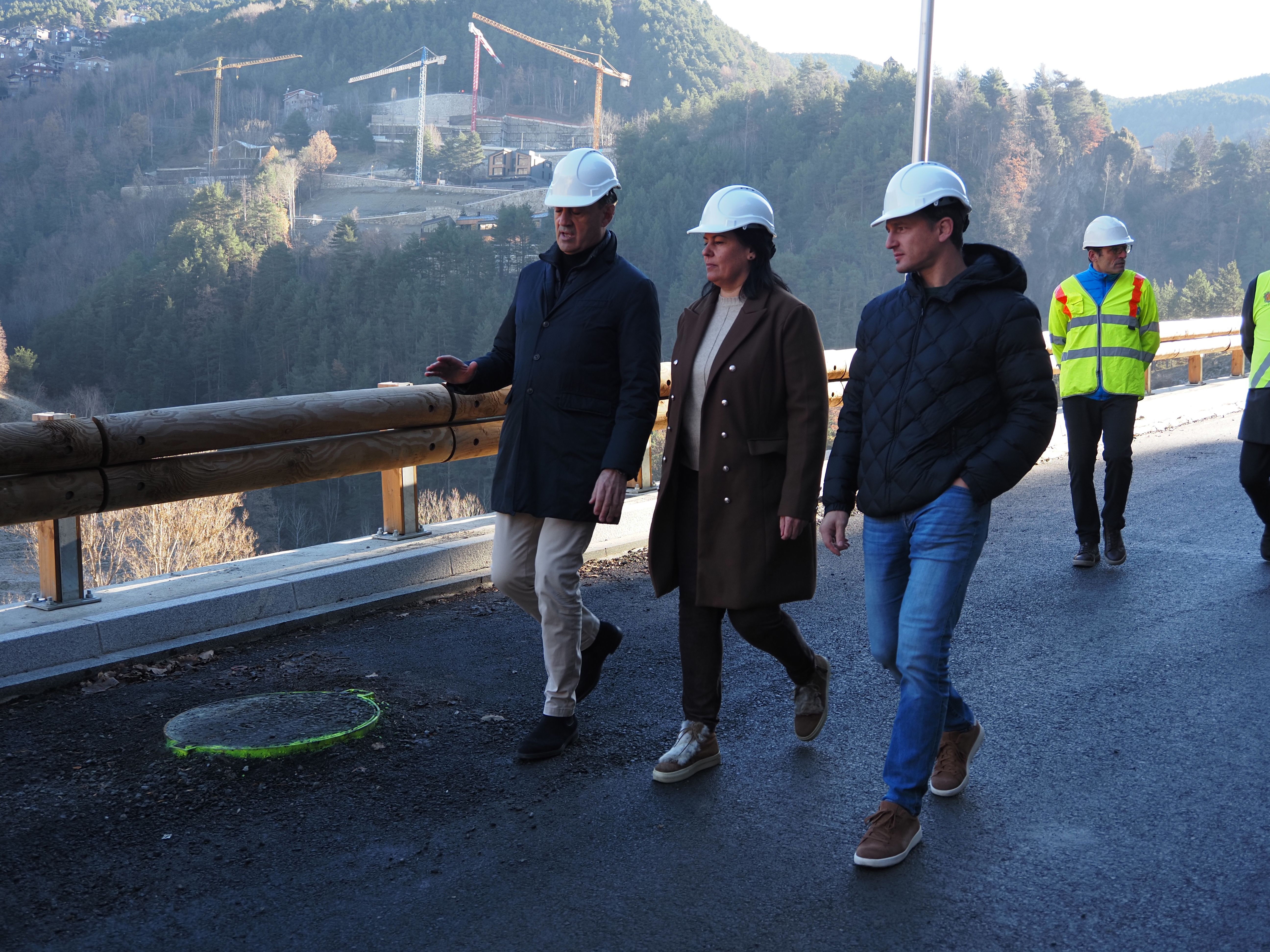 Raul Ferré, Eva Sansa i Roger Fité durant la visita d'obres al nou vial.