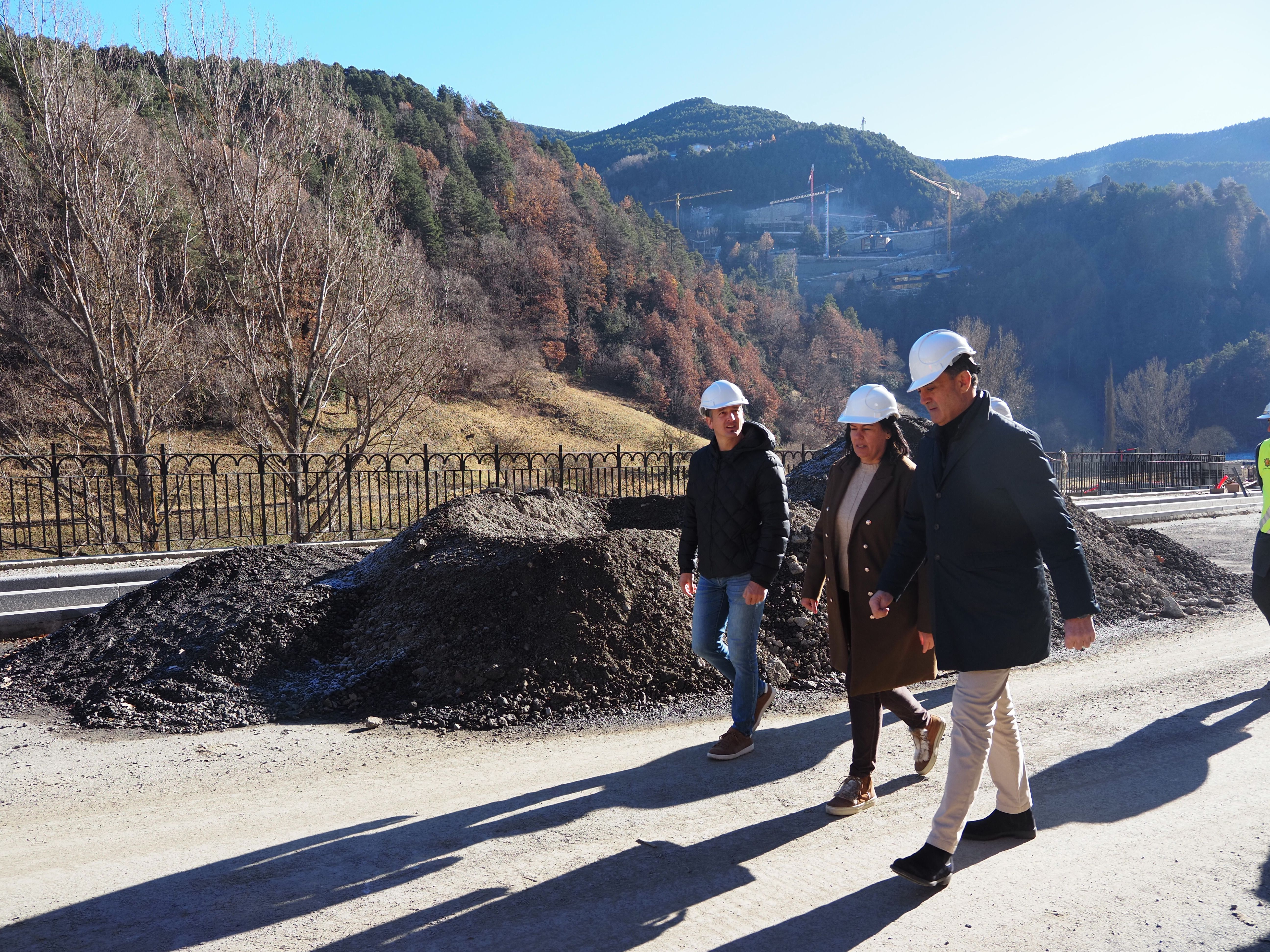 Raul Ferré, Eva Sansa i Roger Fité durant la visita d'obres al nou vial.