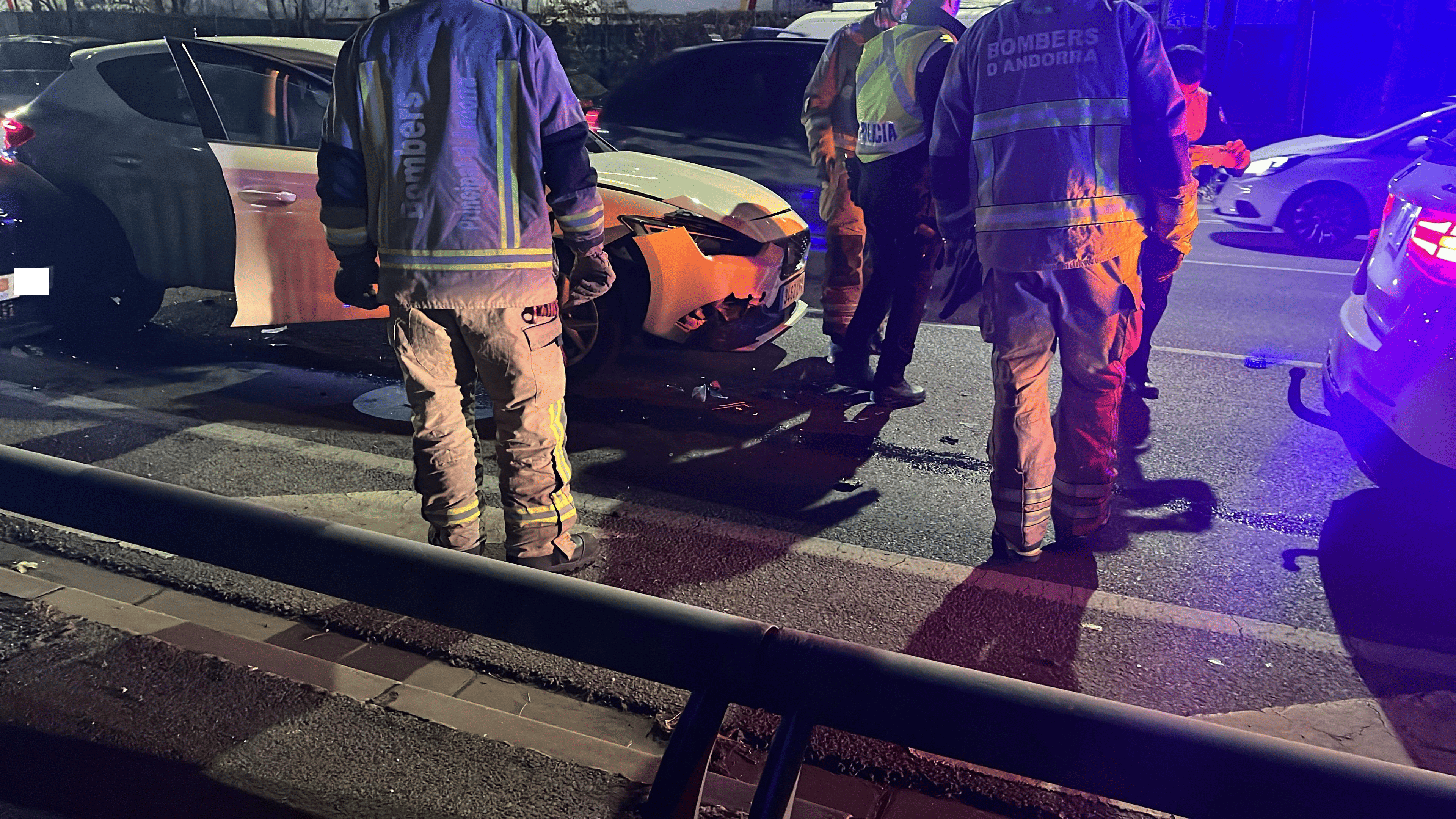 Bombers i policies amb els accidentats. Bombers i policies amb els accidentats.