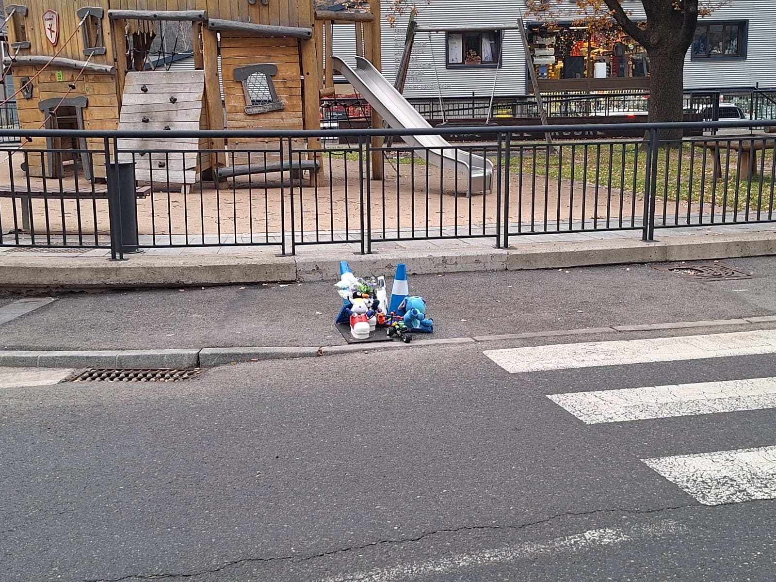 El lloc on hi havia el ninot de sensibilització. El lloc on hi havia el ninot de sensibilització.