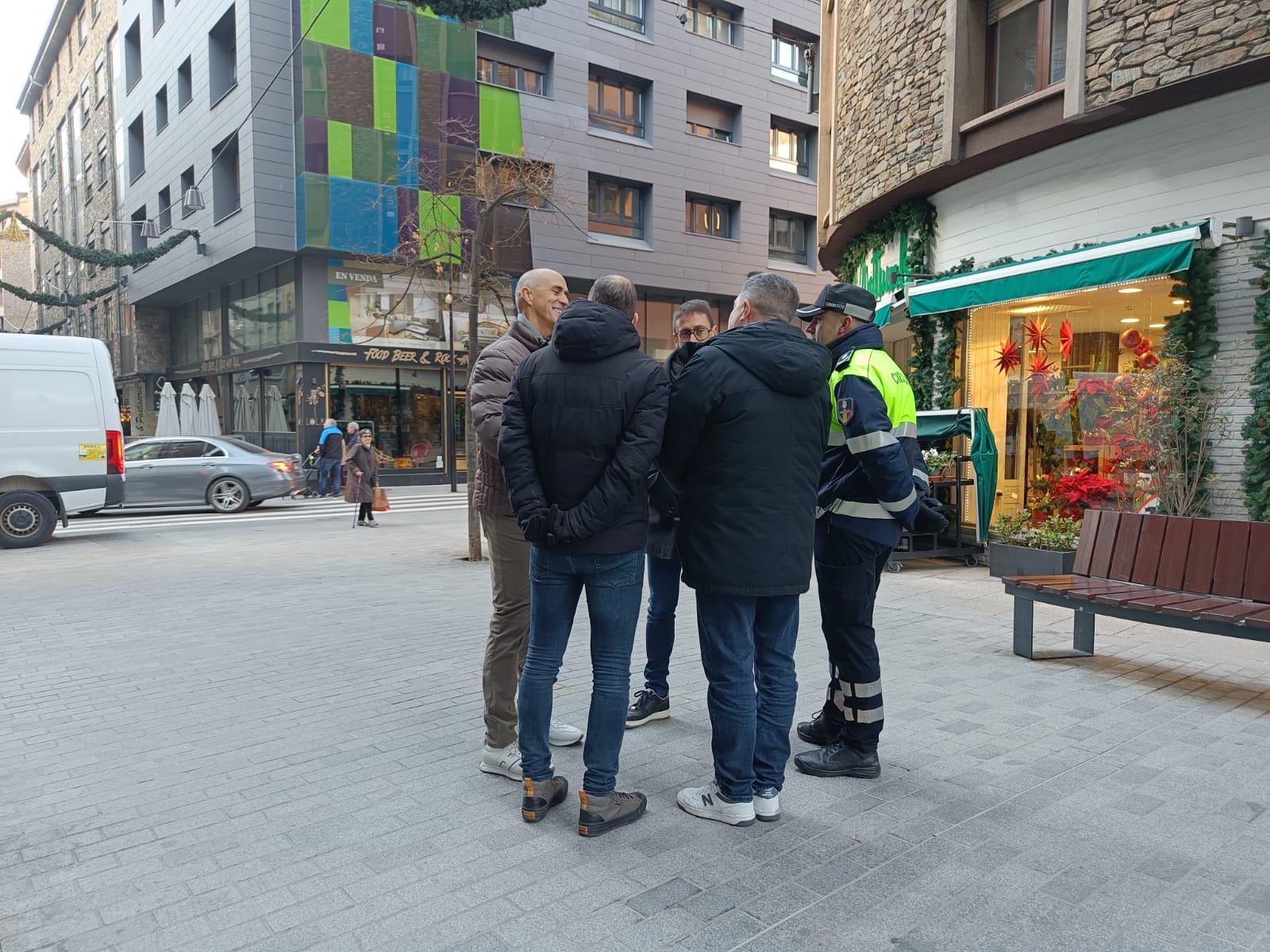 Surana i Cabanes conversant amb els agents que faran les vigilàncies. Surana i Cabanes conversant amb els agents que faran les vigilàncies.