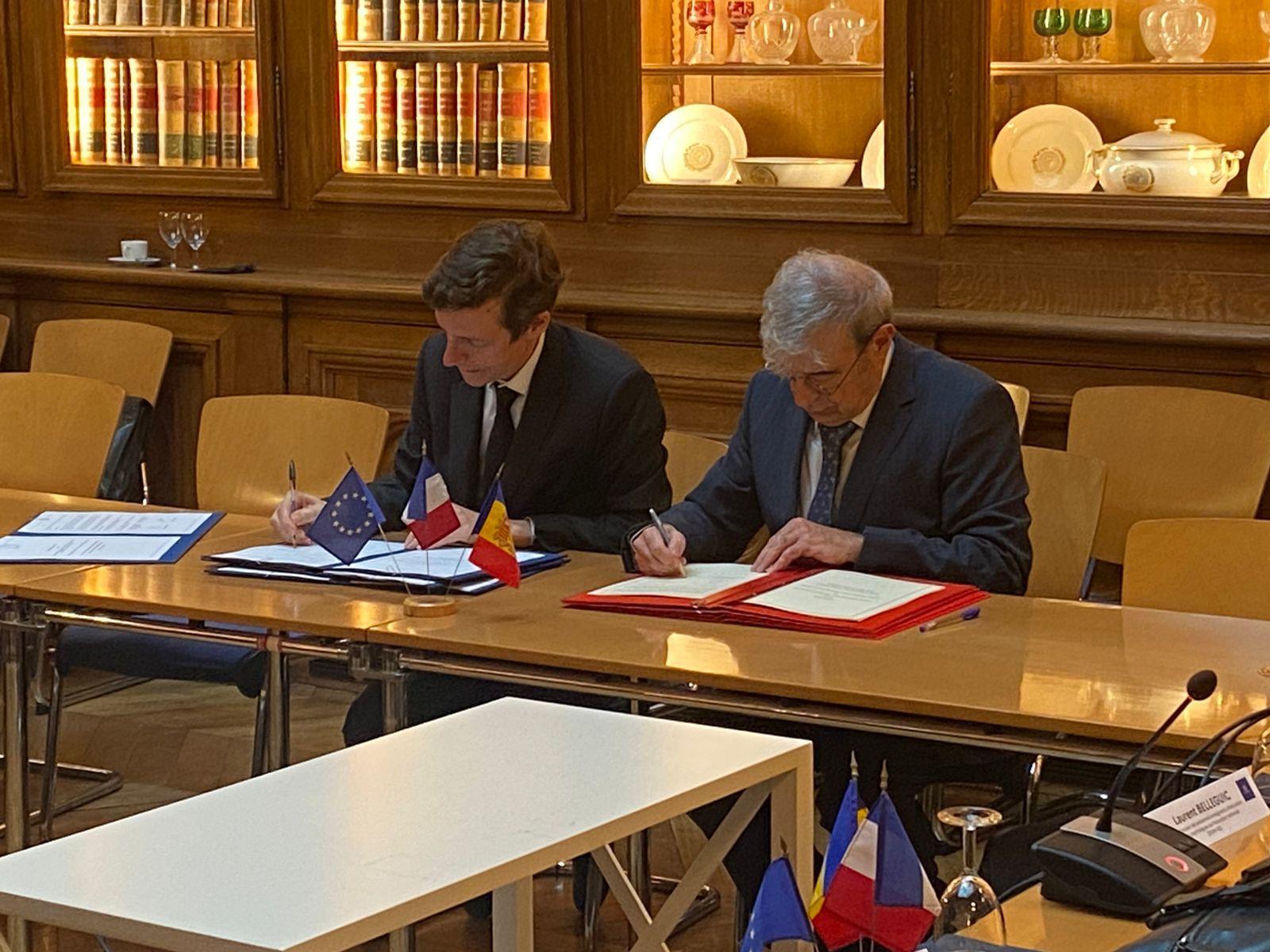 El ministre francès d’Educació Nacional, Édouard Geffray, i el titular de Relacions Institucionals, Educació i Universitats, Ladis Baró, durant la signatura. El ministre francès d’Educació Nacional, Édouard Geffray, i el titular de Relacions Institucionals, Educació i Universitats, Ladis Baró, durant la signatura.