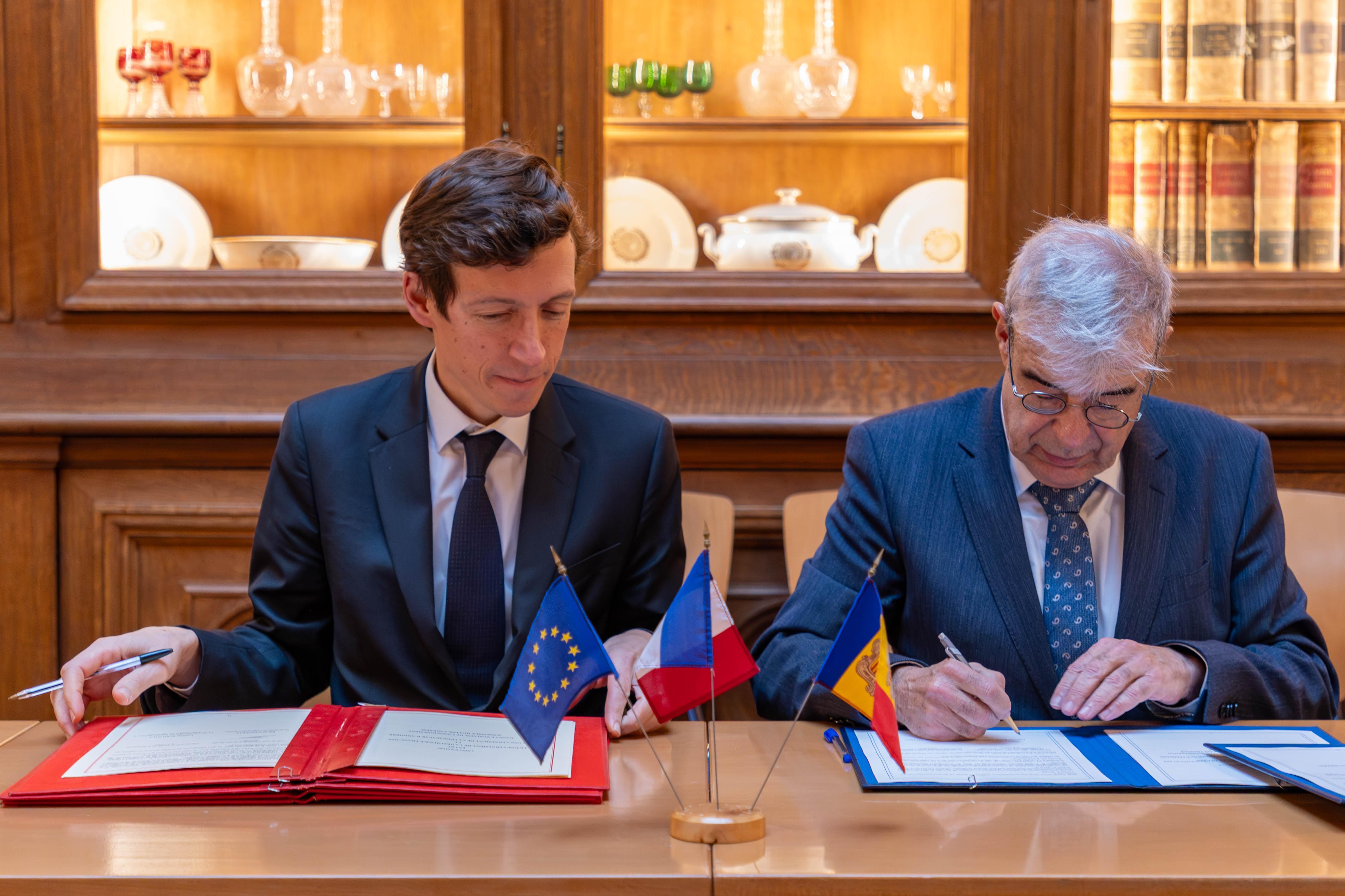 El ministre francès d’Educació Nacional, Édouard Geffray, i el seu homòleg andorrà, Ladislau Baró, durant la firma del conveni. El ministre francès d’Educació Nacional, Édouard Geffray, i el seu homòleg andorrà, Ladislau Baró, durant la firma del conveni.