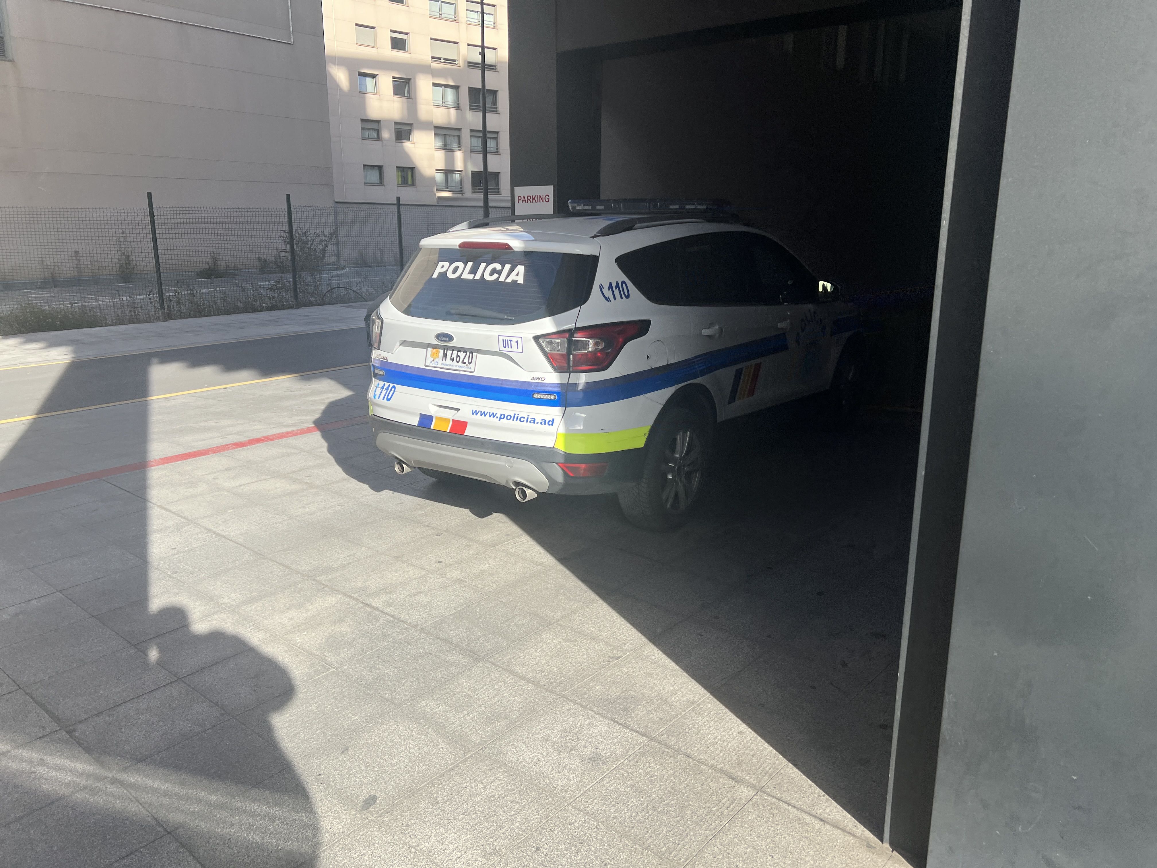 El cotxe de la policia que ha traslladat el pres de la Comella fins a la Seu de la Justícia. El cotxe de la policia que ha traslladat el pres de la Comella fins a la Seu de la Justícia.