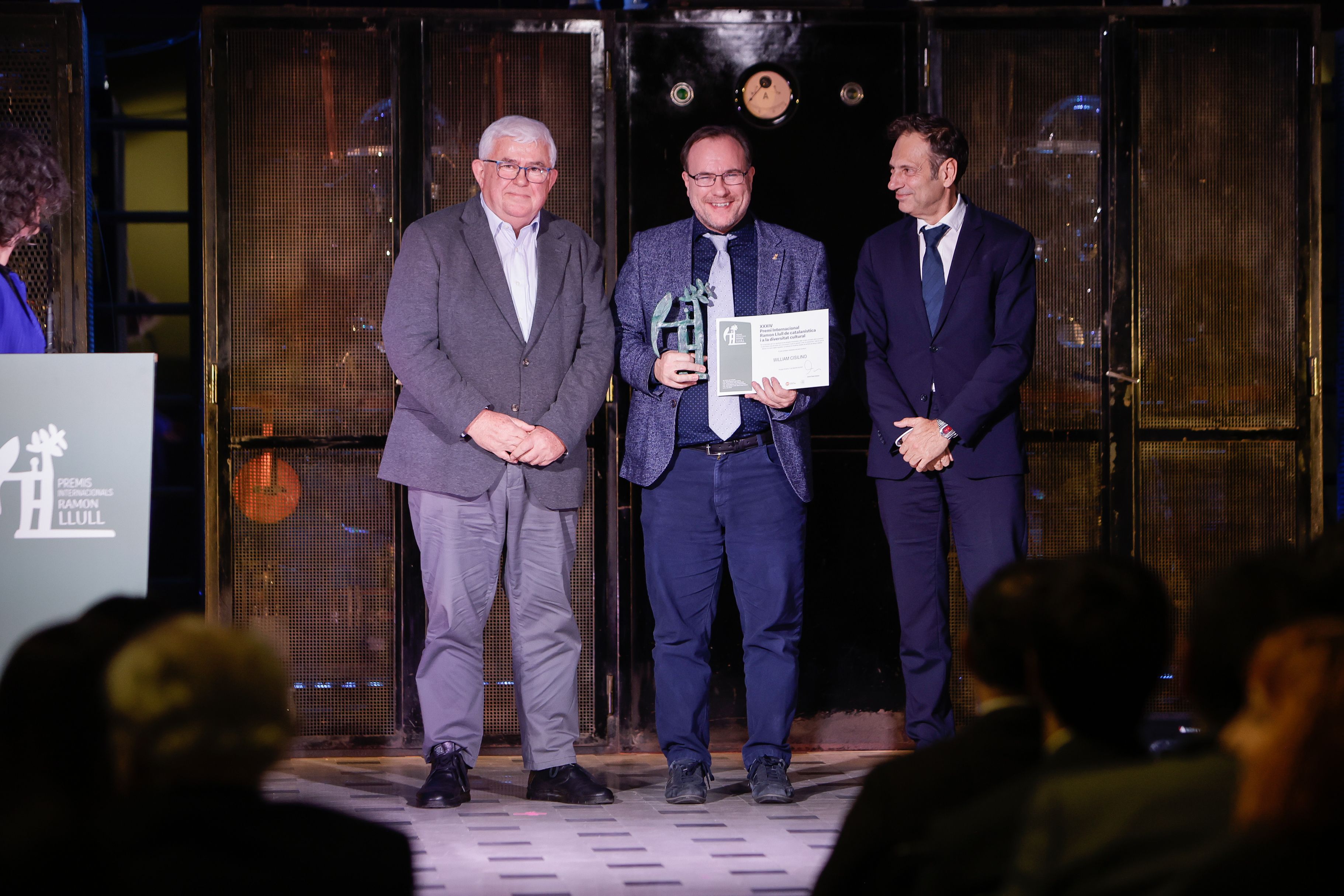 El professor William Cisilino recollint el premi. El professor William Cisilino recollint el premi.