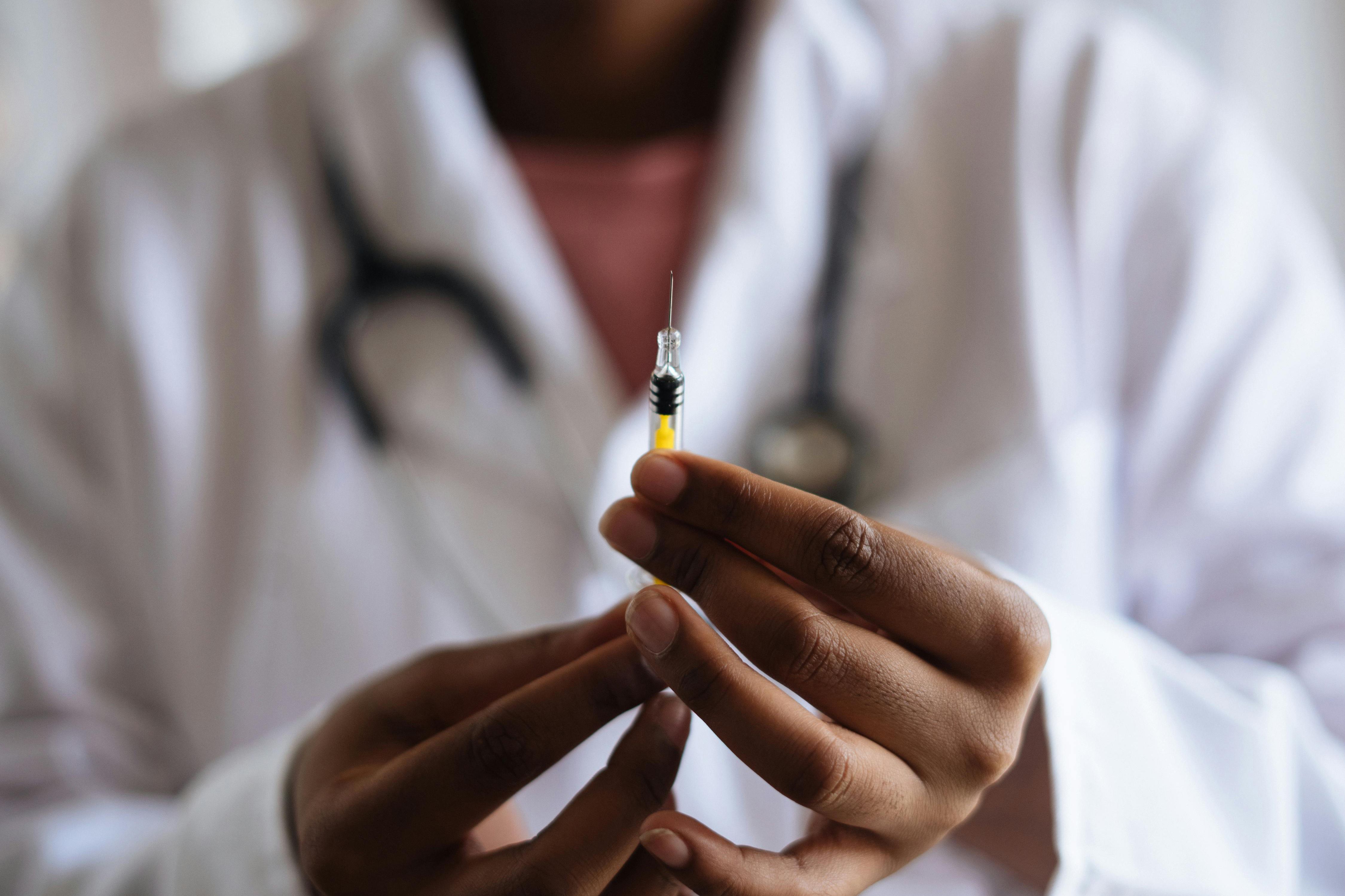 Un metge amb una vacuna. Un metge amb una vacuna.