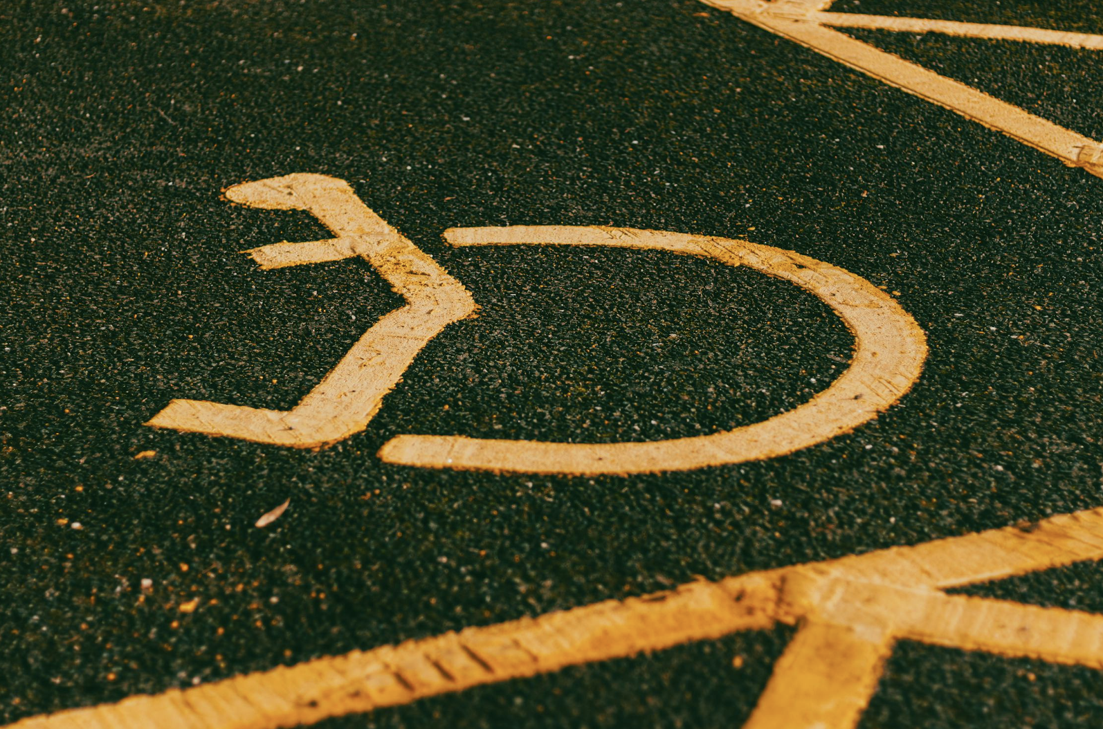 Senyalització d’una plaça d’aparcament accessible. Senyalització d’una plaça d’aparcament accessible.