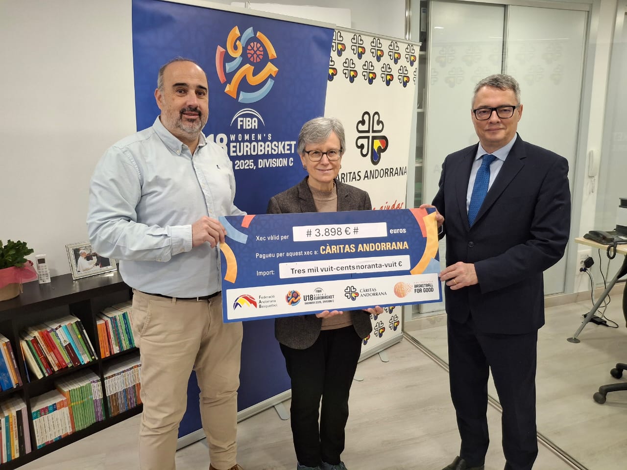 La Federació de Bàsquet ha fet entrega a Càritas dels diners recaptats en el programa Basketball For Good.